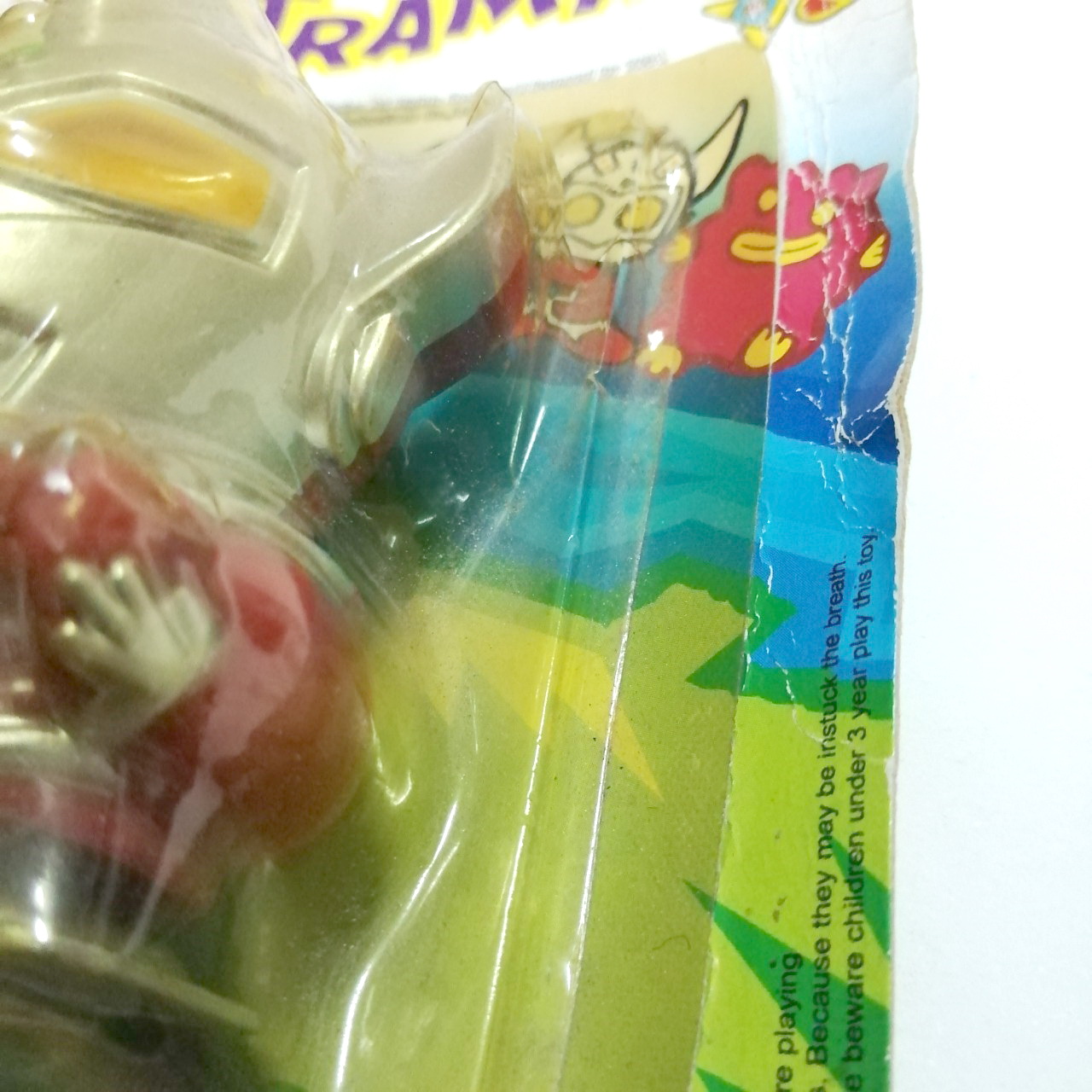 ของสะสม งานสะสมเก่าเก็บ แพคมีรอยยับและงอบ้างตามสภาพ ตุ๊กตาไขลาน อุลตร้าแมนทาโร่ Wind up doll, Ultraman Taro,Thai made,Copy right Tiga and Chaiyo 2001 งานคนไทยลิขสิทธิ์บ.ไทก้า และไชโยฯ ปี2001 สิบแปดปีมาแล้ว ปัจจุบันหายากมาก และอยู่ในแพคแบบนี้ แทบไม่ค่อยได้