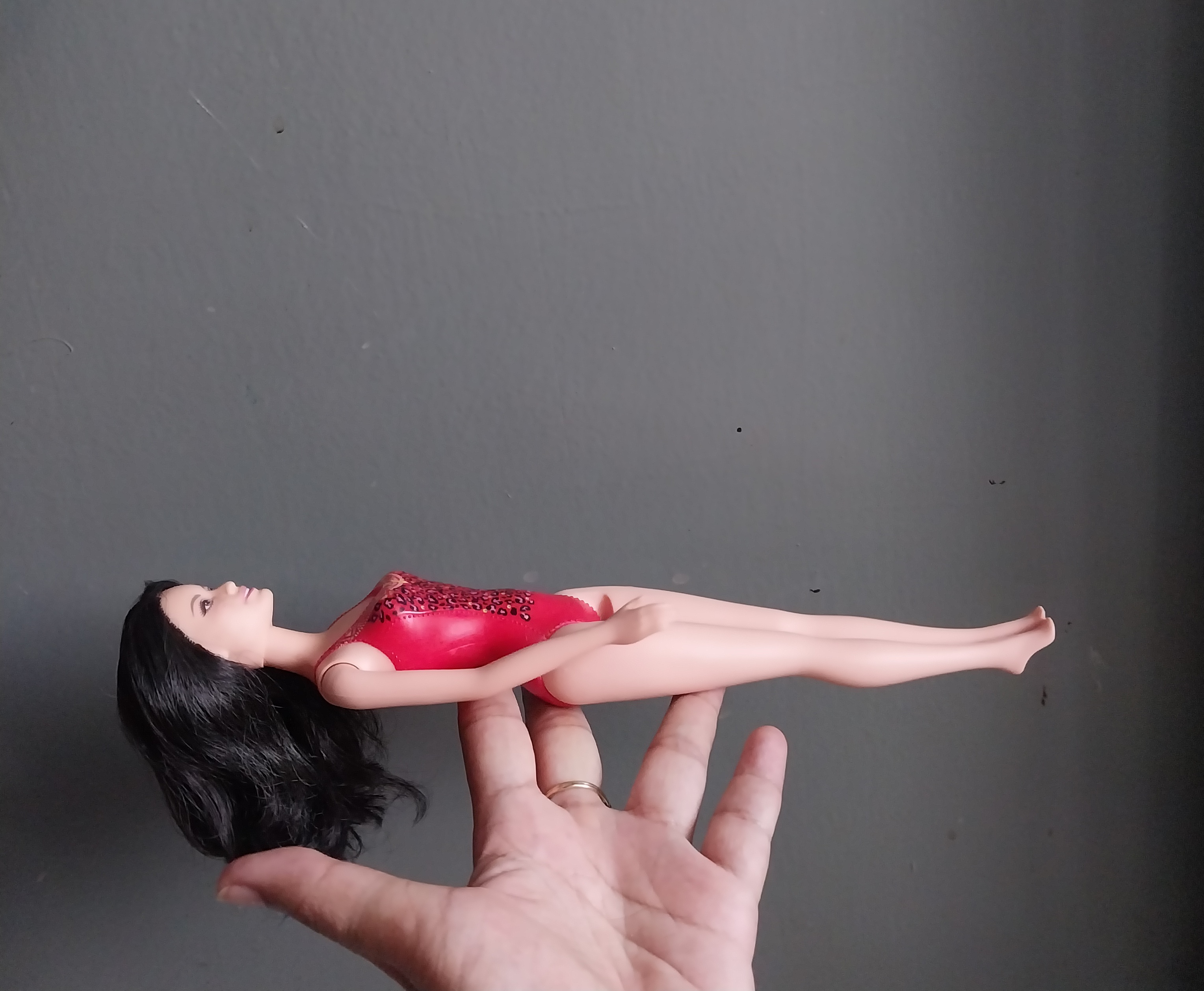 มีหลายภาพ หน้าผากมีรอยสีเปื้อน Barbie Beach Raquelle Doll จาก Mattel 2014 ตุ๊กตาบาร์บี้ แถมชุดเกาหลี