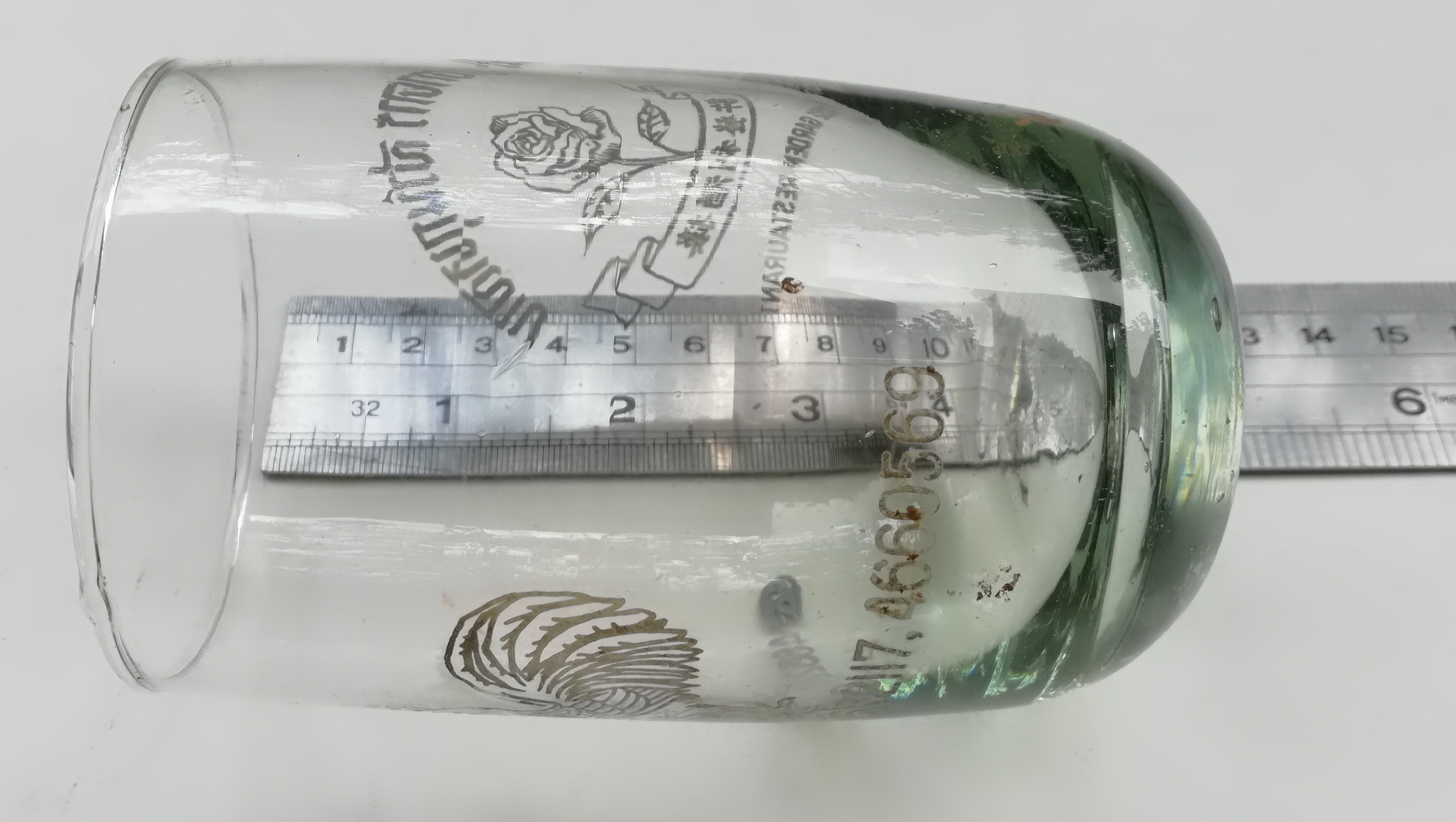 ของเก่าสะสม แก้วน้ำของสะสมจาภัตตาคารสวนกุหลาบ ROES GARDEN RESTAURANT ลายดอกกุหลาบและมีลายไก่ที่ด้านหลัง เส้นผ่าศุนย์กลางประมาณ 3" ความสูงประมาณ 7" **ของเก่ามีตำหนิ โปรดตรวจสอบทุกภาพ