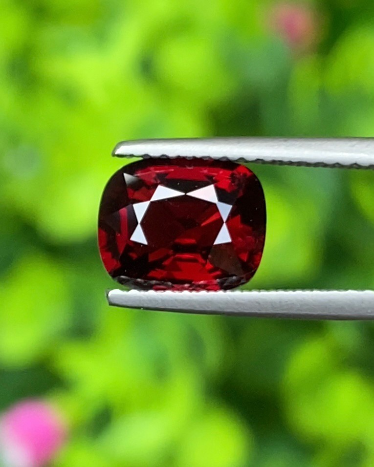 พลอย สปิเนล (Spinel) 2.11 กะรัต (Cts.) ดิบ (Unheated) พร้อมใบเซอร์ พลอยแท้ อัญมณีมงคลประจําวันเกิด เครื่องประดับพลอย