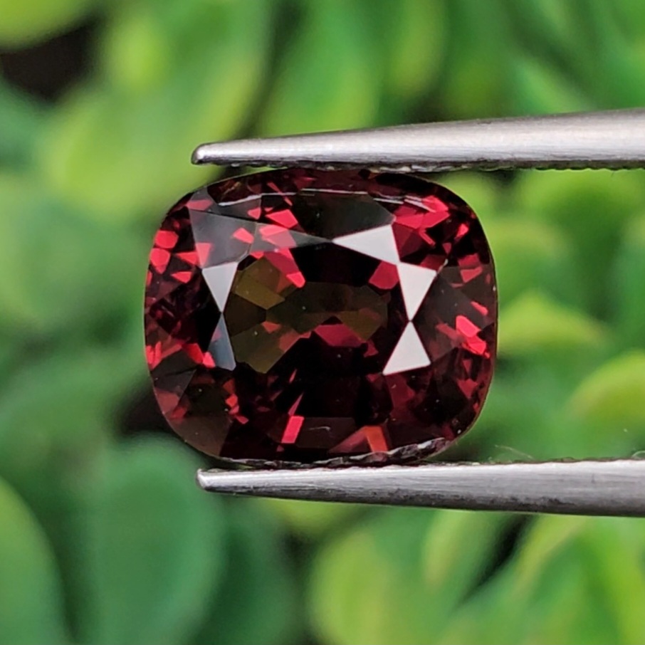 พลอย สปิเนล (Spinel) 2.27 กะรัต (Cts.) ดิบ (Unheated) พลอยแท้ อัญมณีมงคลประจําวันเกิด เครื่องประดับพลอย