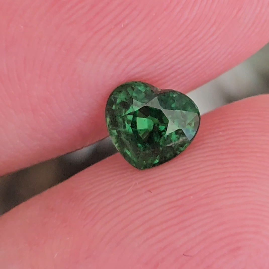 พลอย ซาโวไรท์ Tsavorite Garnet 1.16 กะรัต (Cts.) ดิบ Unheated พร้อมใบเซอร์ อัญมณีมงคลประจําวันเกิด เครื่องประดับพลอย