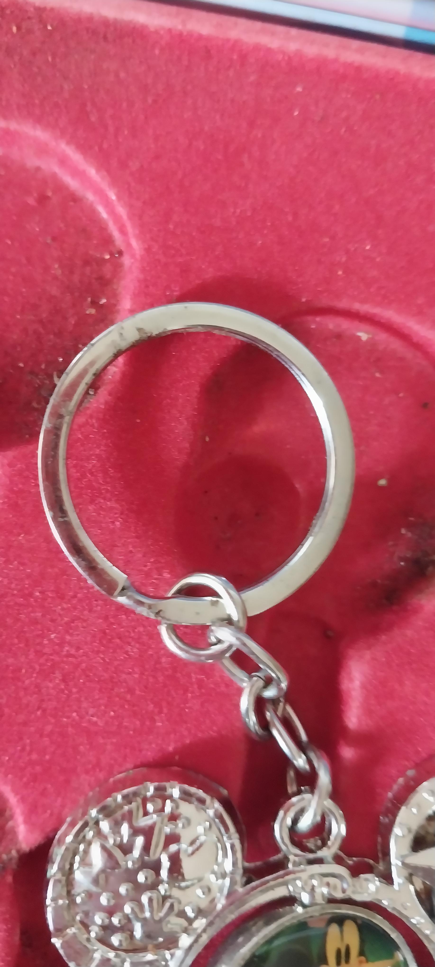 ของสะสมเก่า พวงกุญแจจากดิสนีย์HongKong มี4ชิ้น ชิ้นขวาสุดเป็นกรรไกรตัดเล็บ ***ขึ้นสนิมบ้าง โปรดดูทุกภาพ