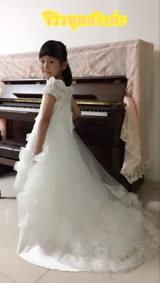 Pre-order ชุดราตรีเด็ก ชุดออกงาน ชุดกระโปรง สไตล์เจ้าหญิง แบบไหล่ปาด ผ้าลูกไม้ แต่งดอก ปล่อยชายยาว มีซิปหลัง