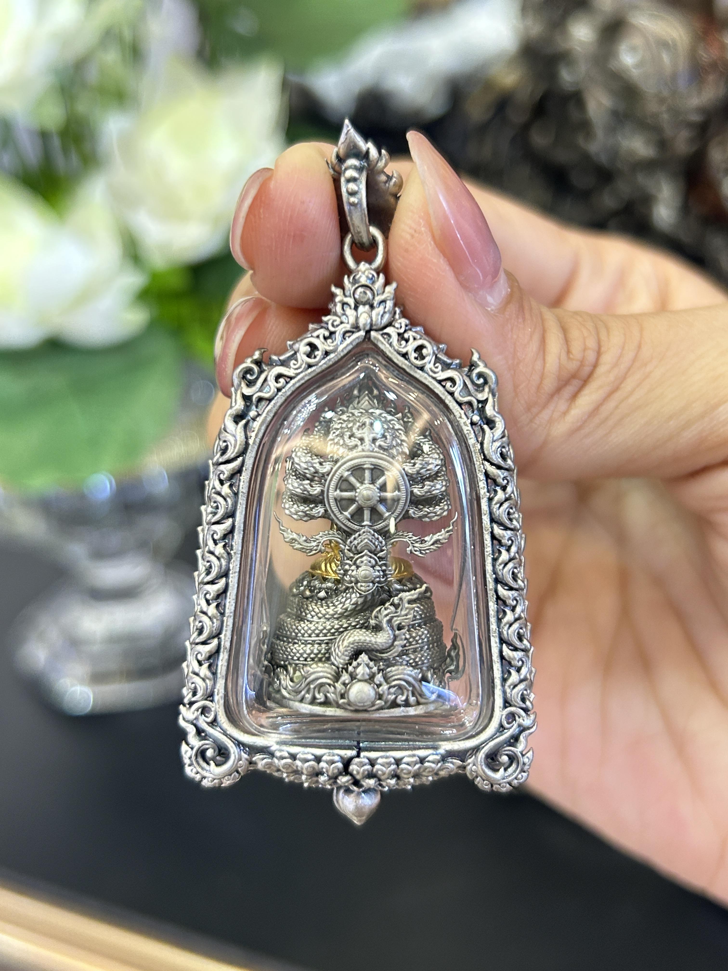 พระนาคปรกพุทธนาคาบารมี เนื้อบรอนซ์ชุบเงินซาติน องค์ชุบทอง พร้อมเลี่ยมกรอบเนื้อบรอนซ์ชุบเงินซาติน