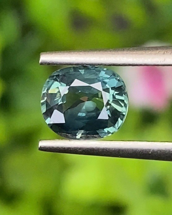 พลอย เขียวส่อง Blue-Green Sapphire 1.04 กะรัต (Cts.) ดิบ (Unheated) พลอยแท้ อัญมณีมงคลประจําวันเกิด เครื่องประดับพลอย