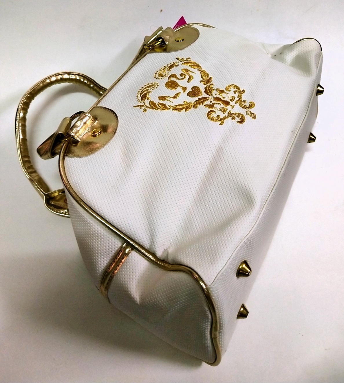 กระเป๋าสีขาวครีม กระเป๋าถือ กระเป๋าคล้องไหล่ ปักลายบาร์บี้ Barbie สีทอง ด้านในเป็นผ้าซับสีชมพู สีครีม ขนาดประมาณ17 cm.*27cm.*11.5 cm. ของแท้ ,ใหม่ มีป้าย