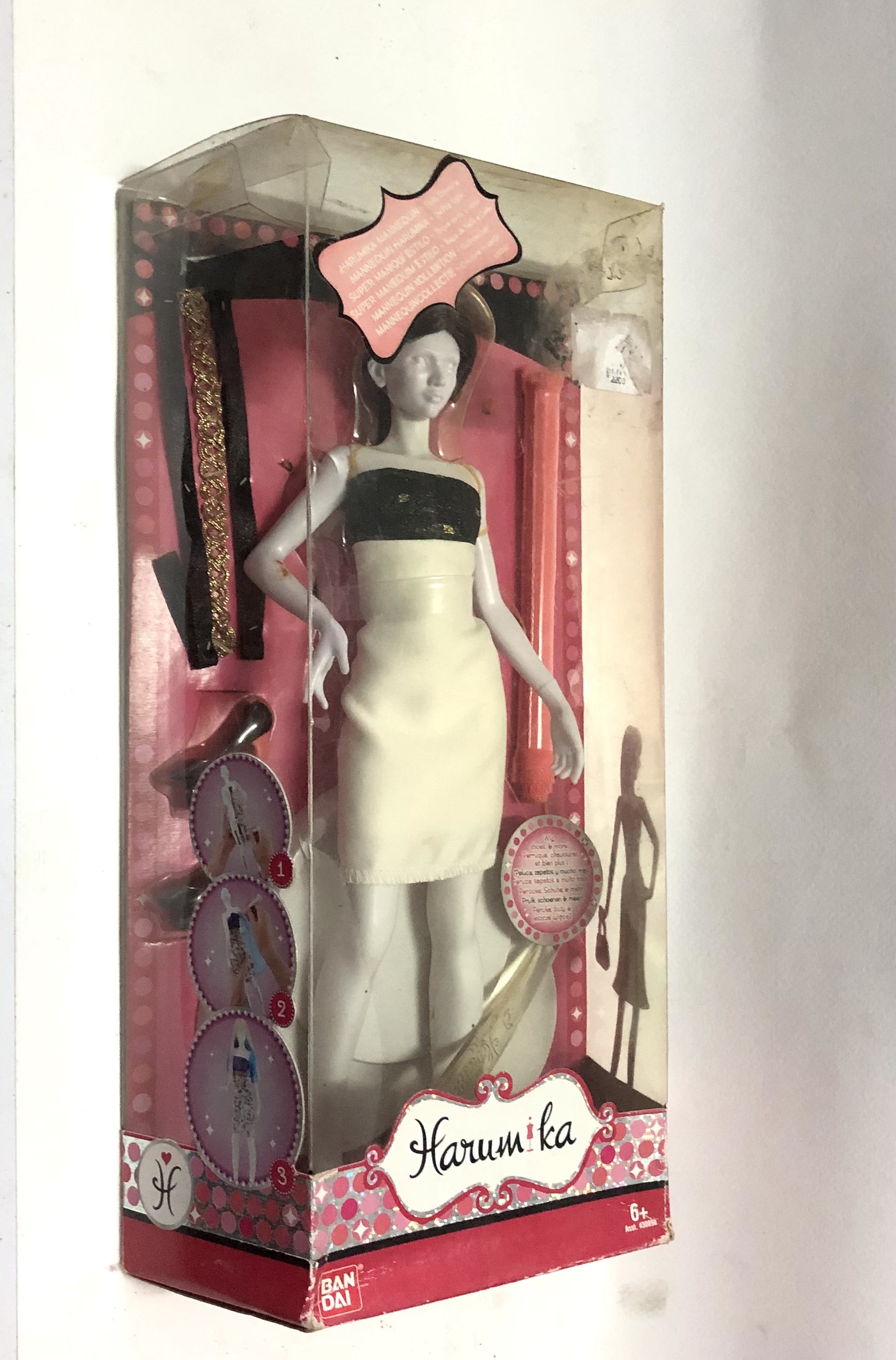 มือ1 เก่าเก็บในกล่อง *** สภาพเก่าตามอายุ แขนมีรอยเปื้อน และ ยางรัดอุปกรณ์ในกล่องขาด และอุปกรณ์ต่างๆหลุดในกล่อง ตุ๊กตานางแบบ Harumika