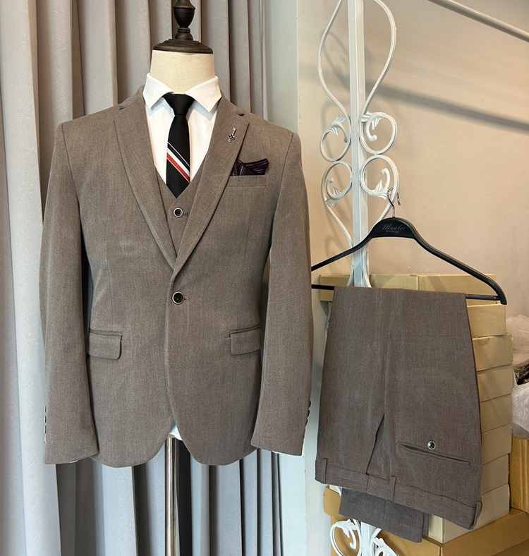 เช่า ชุดสูทชาย สีน้ำตาล ทรงคลาสสิก สไตล์เกาหลี