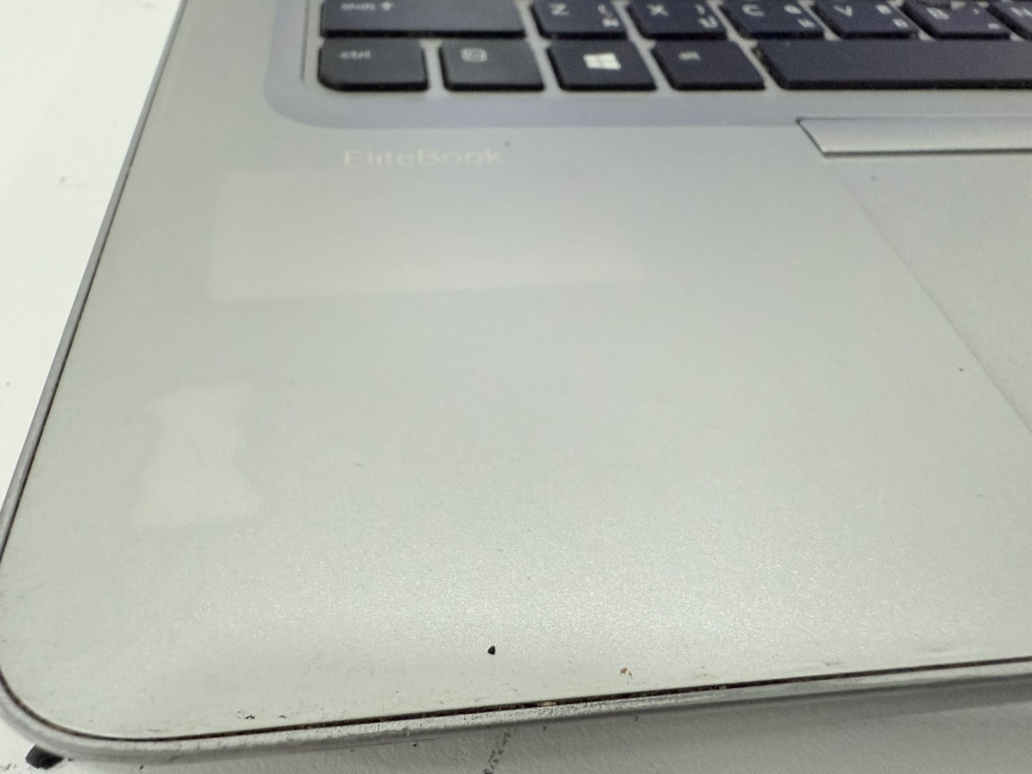 Notebook HP EliteBook 840 G4 (i5-7300U/8GB/M.2 256GB) ไม่มี Adapter ไม่มีแบต จอ Bright ขอบยางเสื่อม มุมเครื่องแตก คีย์บอร์ดกดยาก