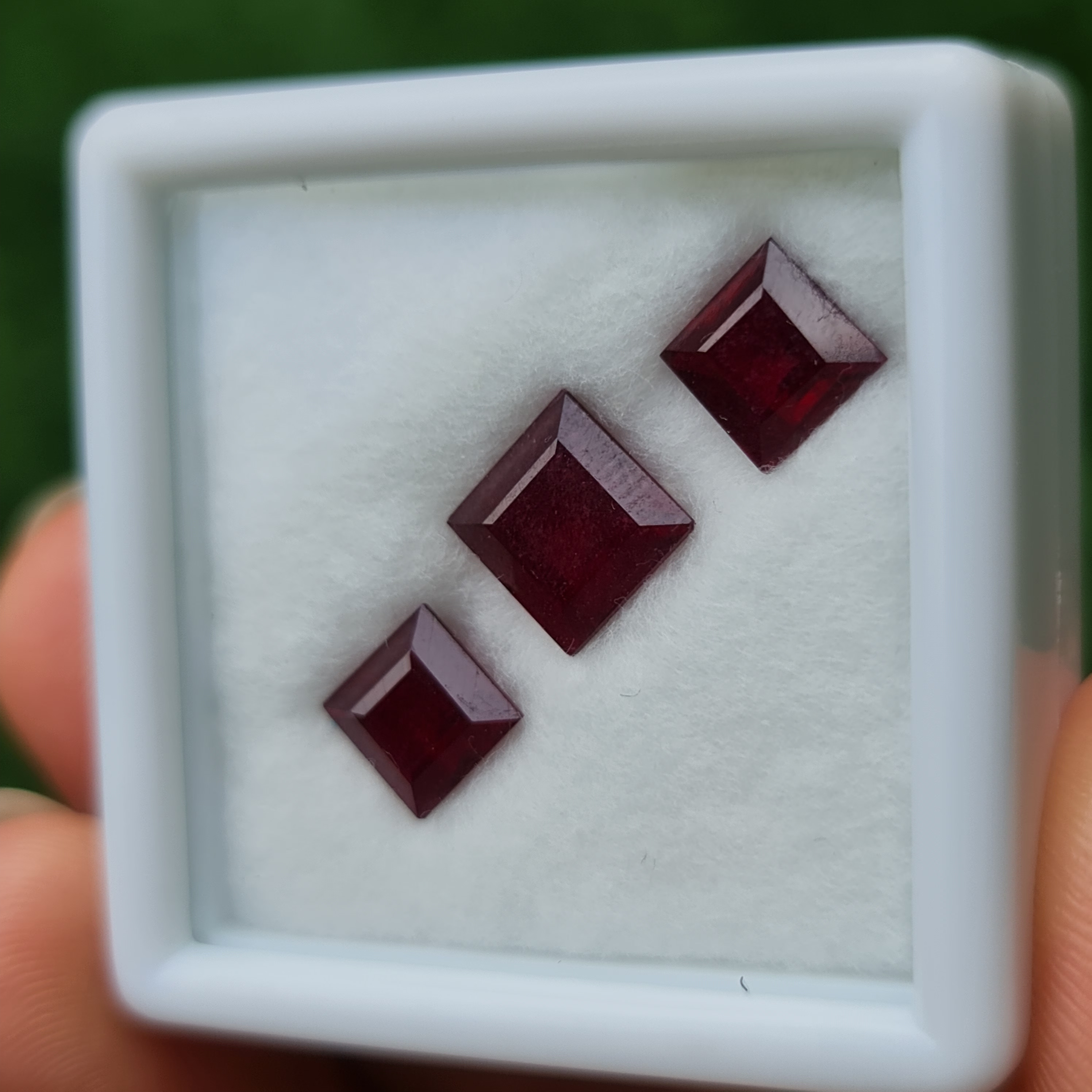 พลอย ทับทิม Ruby sapphire 3 เม็ด 7.40 กะรัต (Cts.) พลอยแท้ อัญมณีมงคลประจําวันเกิด เครื่องประดับพลอย