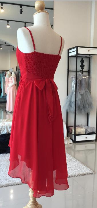 ชุดราตรีหน้าสั้นหลังยาว สีแดง สายเดี่ยว เกาะอก อกจับจีบเดรปสวย แต่งดอกไม้ช่วงเอว สม๊อคหลัง