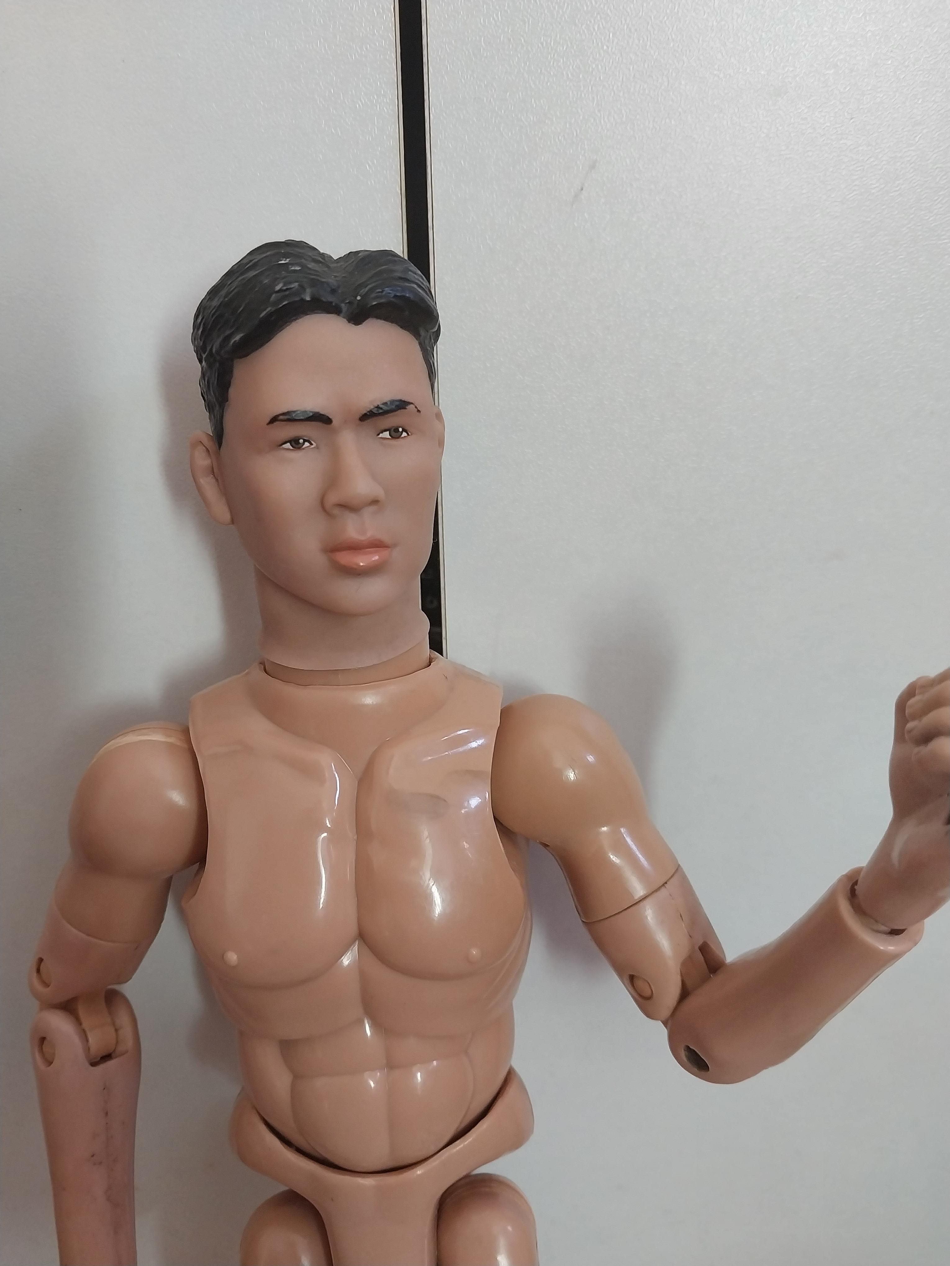 มือ2, มีหลายถาพ, โมเดลตุ๊กตาผู้ชายหน้าตี๋ งานข้อต่อทั้งตัว จาก 21stCentury Toy 2002