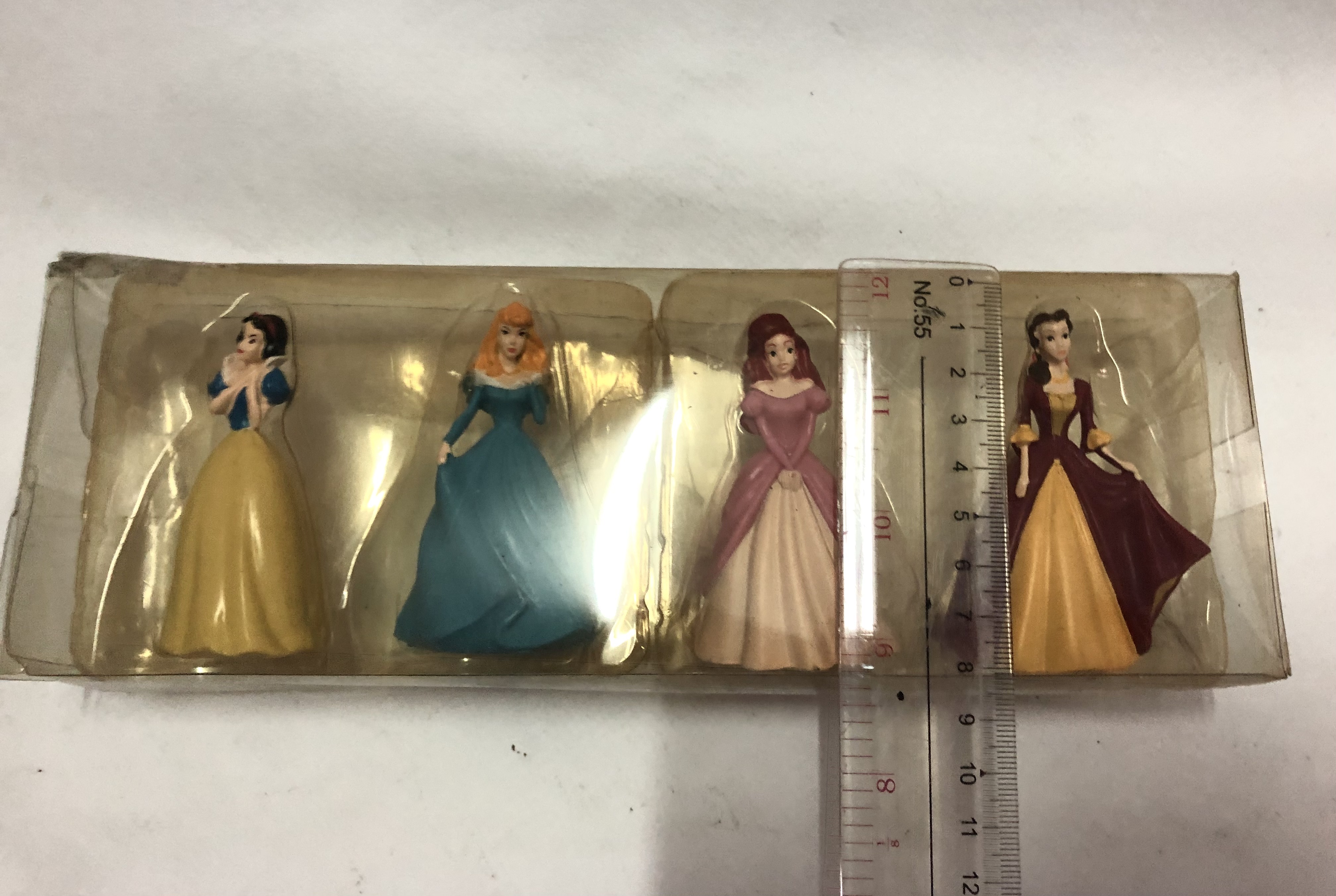 ของสะสมในแพคเจ้าหญิงดิสนีย์สี่ตัว: สโนว์ไวท์, ออโรร่า, แอเรี่ยล,แบลล์ ยางตัน ขนาดประมาณ 7.5 ซม.