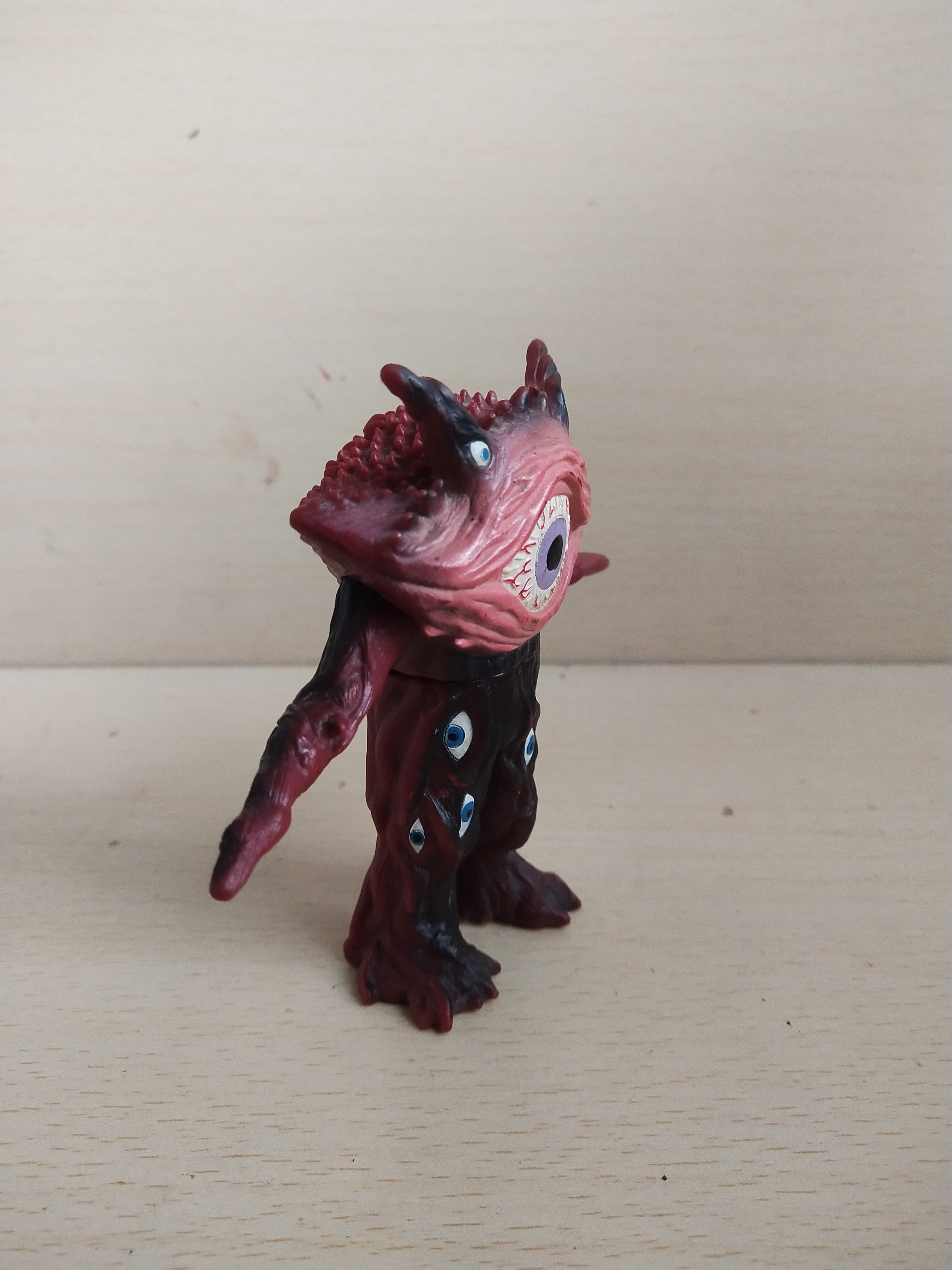 มีหลายภาพ ซอฟ 4 นิ้ว สัตว์ประหลาด กันคิว (GUN Q) ศัตรูของ อุลตร้าแมนไกอา สภาพดี มีรอยบ้าง