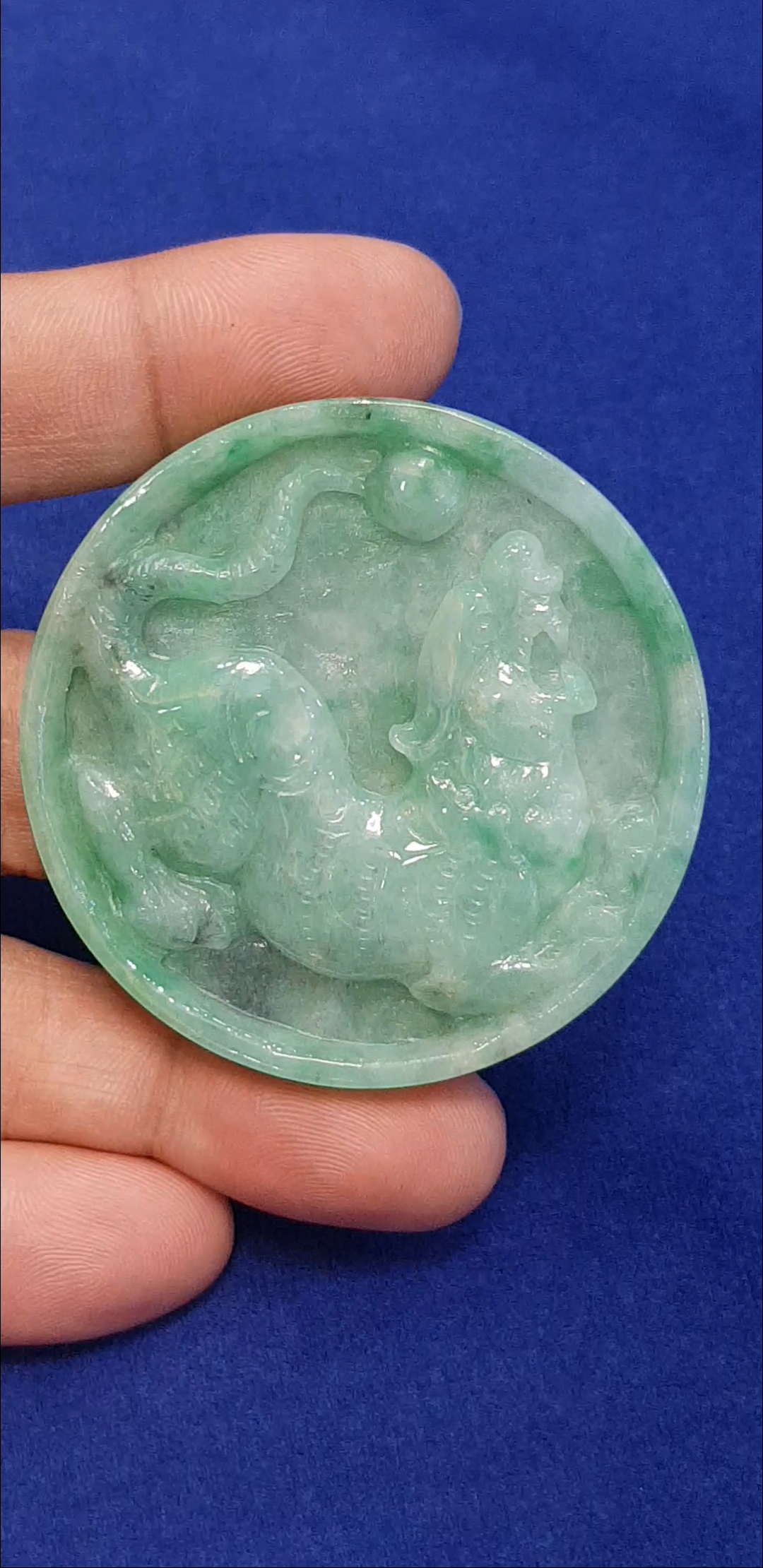 หยก พม่า แท้ Jade จี้หยก 3 สี แกะสลักรูปพญาเสือ (jadeite) ดิบ ไม่ผ่านการปรับปรุง (Type A) พม่า (Myanmar)