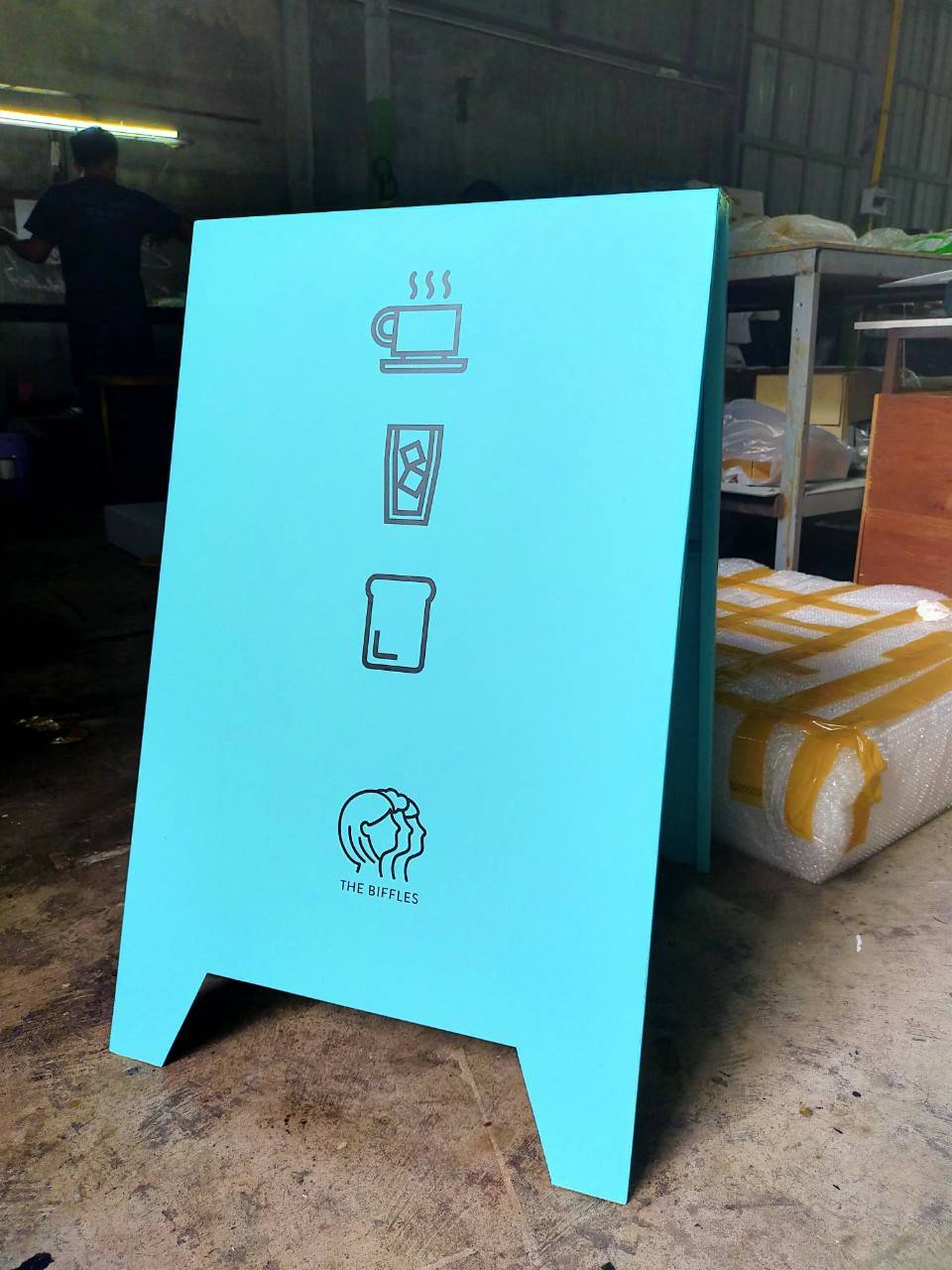 ป้ายตั้งหน้าร้านติดสติกเกอร์ไดคัท แบบตั้งพื้น