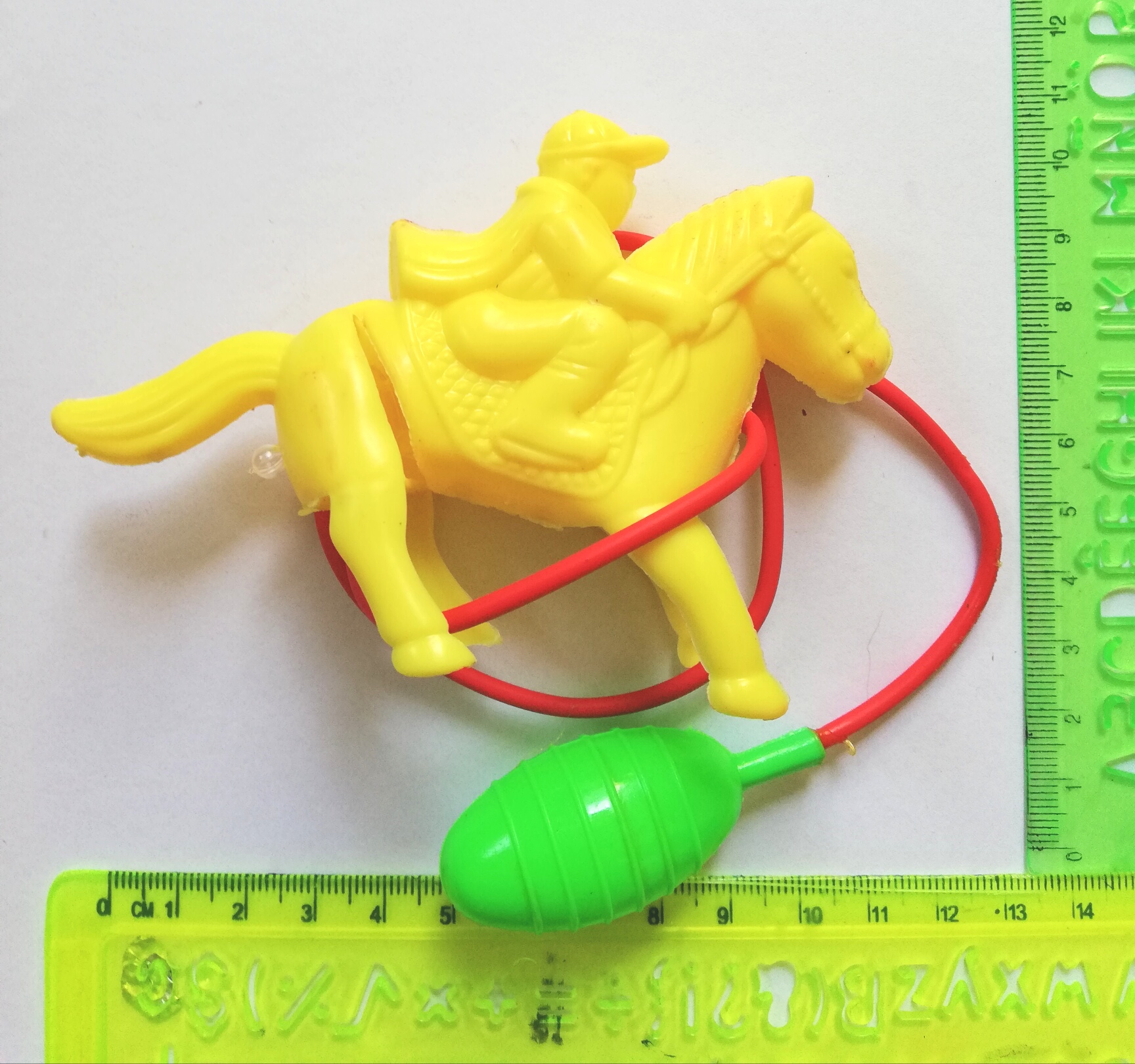 ของเล่นพลาสติกรุ่นเก่า จ๊อกกี้ขี่ม้าสีเหลือง พร้อมสายบีบเพื่ออัดลมเข้าให้ขาหลังถีบออก