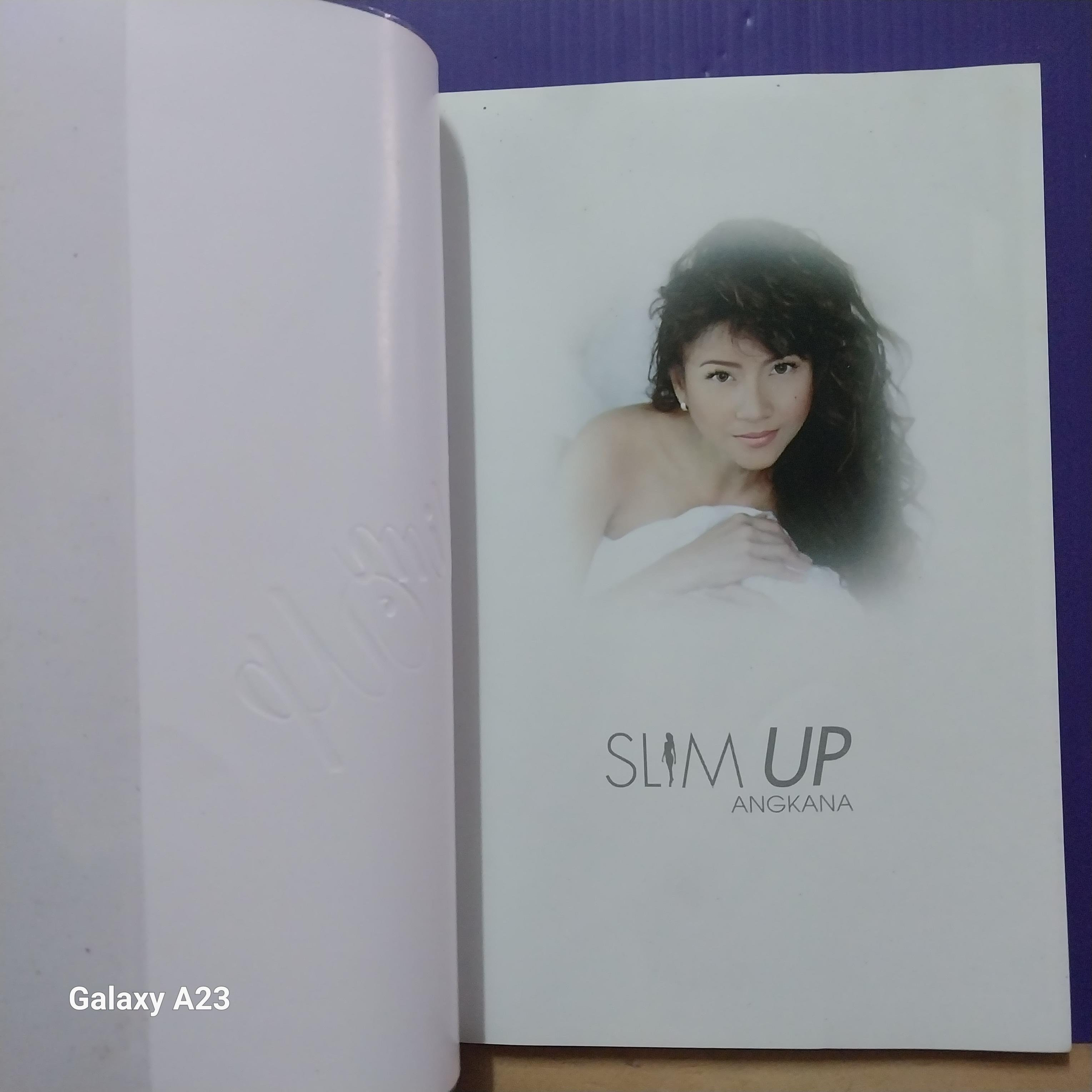มีหลายภาพหนังสือเก่า มีตำหนิตามภาพ Slim Up อังคณา 41 ปีฟิตเพี้ยน เปลือยความลับอีกครั้งกับความสวยเซ็กซี่ของอังคณาทิมดี เปลือยกาย เปลือยใจ เปลือยสูตร ** หนังสือห่อปกพลาสติก พิมพ์ครั้งแรกพฤษภาคม 2548