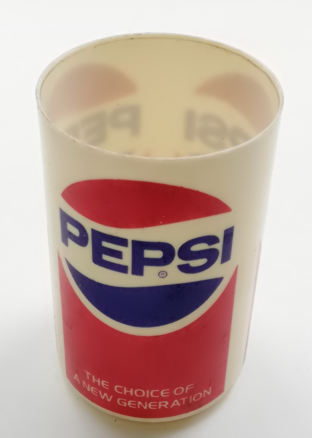 ของสะสมเก่า แก้วน้ำพลาสติกสีครีมพิมลาย เป๊บซี่ ตัวอักษรภาษาอังกฤษ 3 ด้าน, PEPSI, THE CHOICE OF A NEW GENRATION
