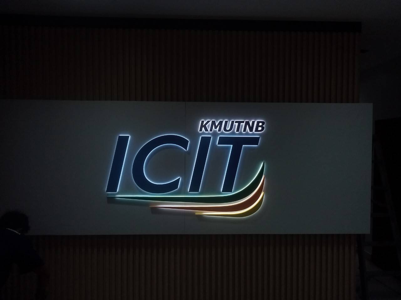 ป้ายอักษรซิงค์ทำสีไฟออกหลัง โลหะสแตนเลสแฮร์ไลน์ สแตนเลสหน้าทองไฟออกหลัง