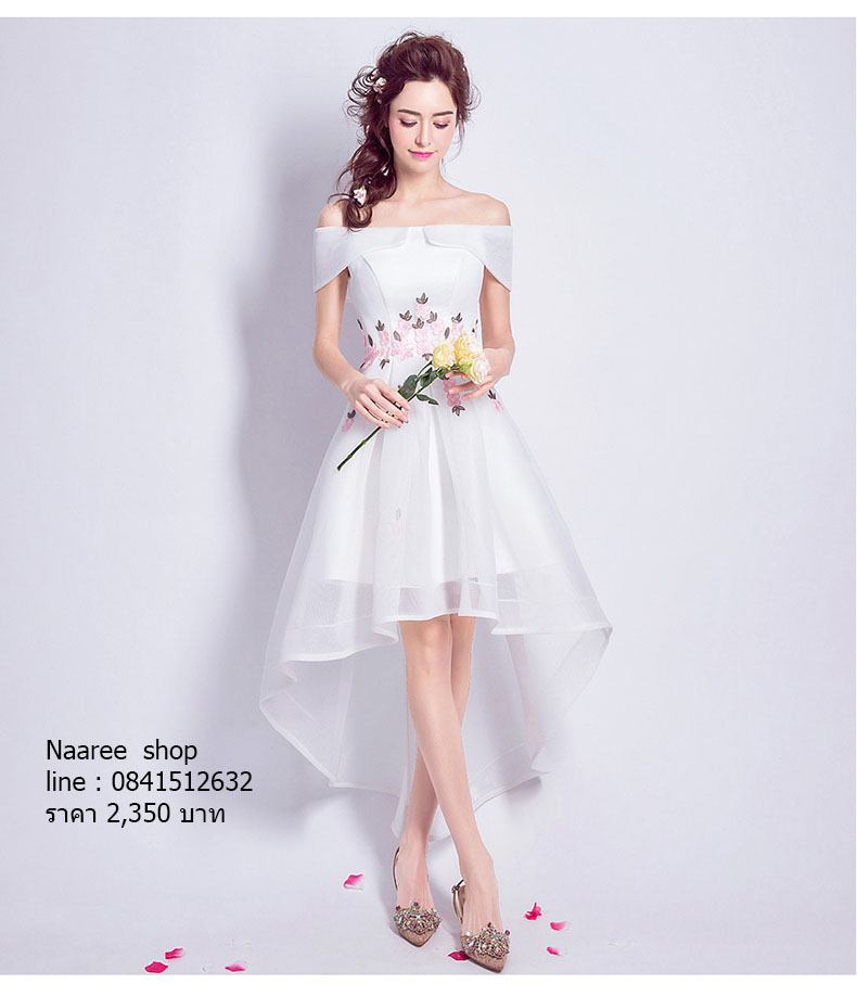 ชุดเจ้าสาวชุดราตรีสั้นแบบไหล่ปาดหน้าสั้นหลังยาวแต่งดอกไม้สวยหวาน (เชือกผูกหลัง)