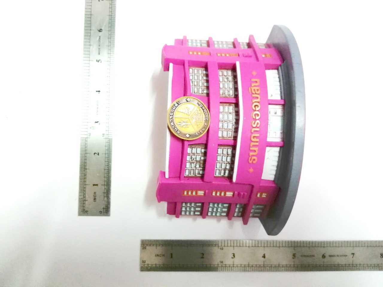 กระปุกออมสิน**ซ่อมสีเล็กน้อย ของ ธนาคารออมสิน รูปตึกธนาคาร สาขาราชดำเนิน ทำด้วยซอฟไวนิล สูงราว 5 นิ้ว สภาพิดี ฝาจุกอยู่ครบ