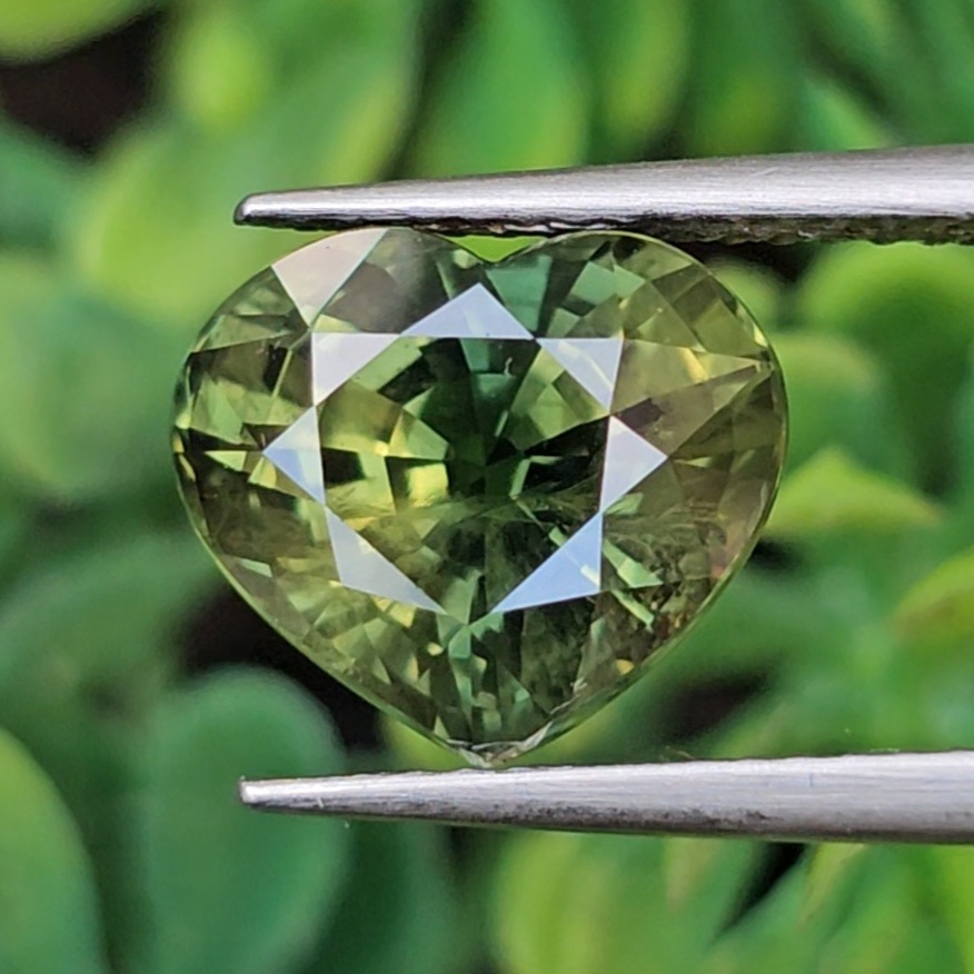 พลอย เขียวส่อง Green Sapphire 5.05 กะรัต (Cts.) พลอยแท้ อัญมณีมงคลประจําวันเกิด เครื่องประดับพลอย