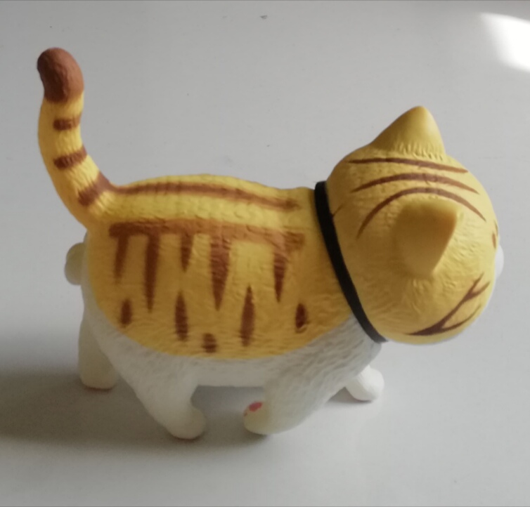 โมเดล "แมวอ้วน Cat Bells" ตัวเหลืองลายน้ำตาล ท้องขาว ขนาดตามภาพ วัสดุ :พลาสติก