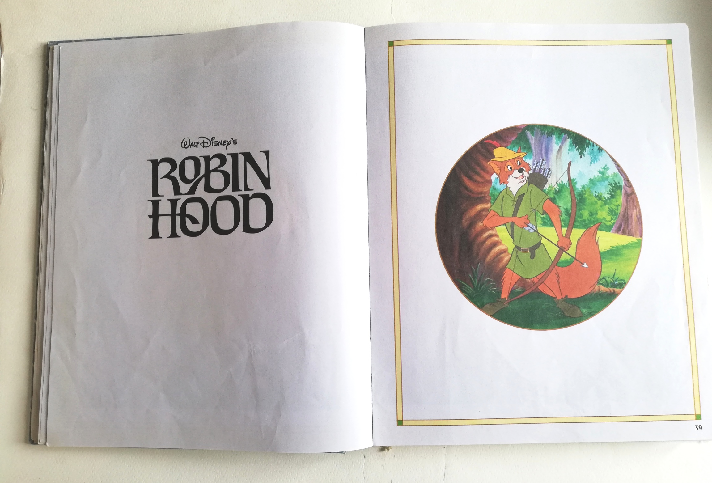 หนังสือนิทานดิสนีย์เก่า **มีตำหนิหลายจุดในบทแรกๆ ปกหลังหลุดจากสัน หนังสือเล่มใหญ่ ปกแข็ง ประกอบด้วย: สโนว์ไวท์กับคนแคระทั้งเจ็ด, โรบินฮู้ด, ซินเดอเรลล่า, ทาร์ซาน, ศักดิ์ศรีของซิมบ้า, มู่หลาน, เฮอร์คิวลิส, บั๊กไลฟ์