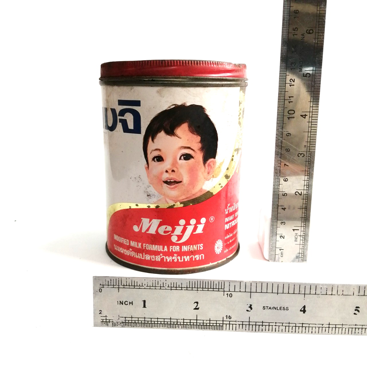 กระป๋องสังกะสี นมผงเมจิ รุ่นเก่า สภาพตามที่เห็น มีรอยตำหนิบ้าง บนฝามีกระดาษกาวติดไว้ เก่าเก็บสภาพดี ขายตามสภาพ