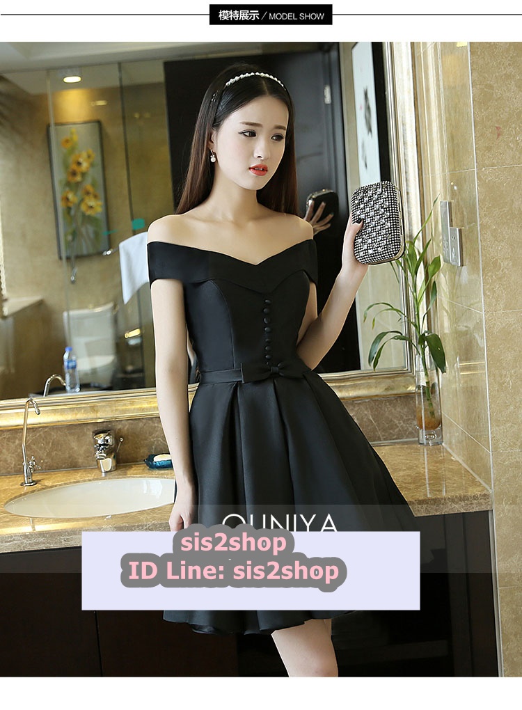 พร้อมเช่า ชุดราตรีสั้น แบบไหล่ปาด สไตล์วินเทจผ้าไหมดัชเชส กระโปรงทรง แต่งเม็ดกระดุม&โบว์ สีดำ (เชือกผูกหลัง)