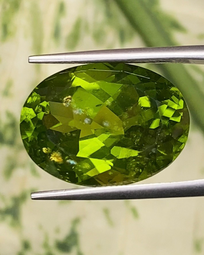 พลอย เพอริดอต Peridot 14.30 กะรัต (Cts.) *พิเศษ ประกายใบบัว Lily pad * พลอยแท้ อัญมณีมงคลประจําวันเกิด เครื่องประดับพลอย