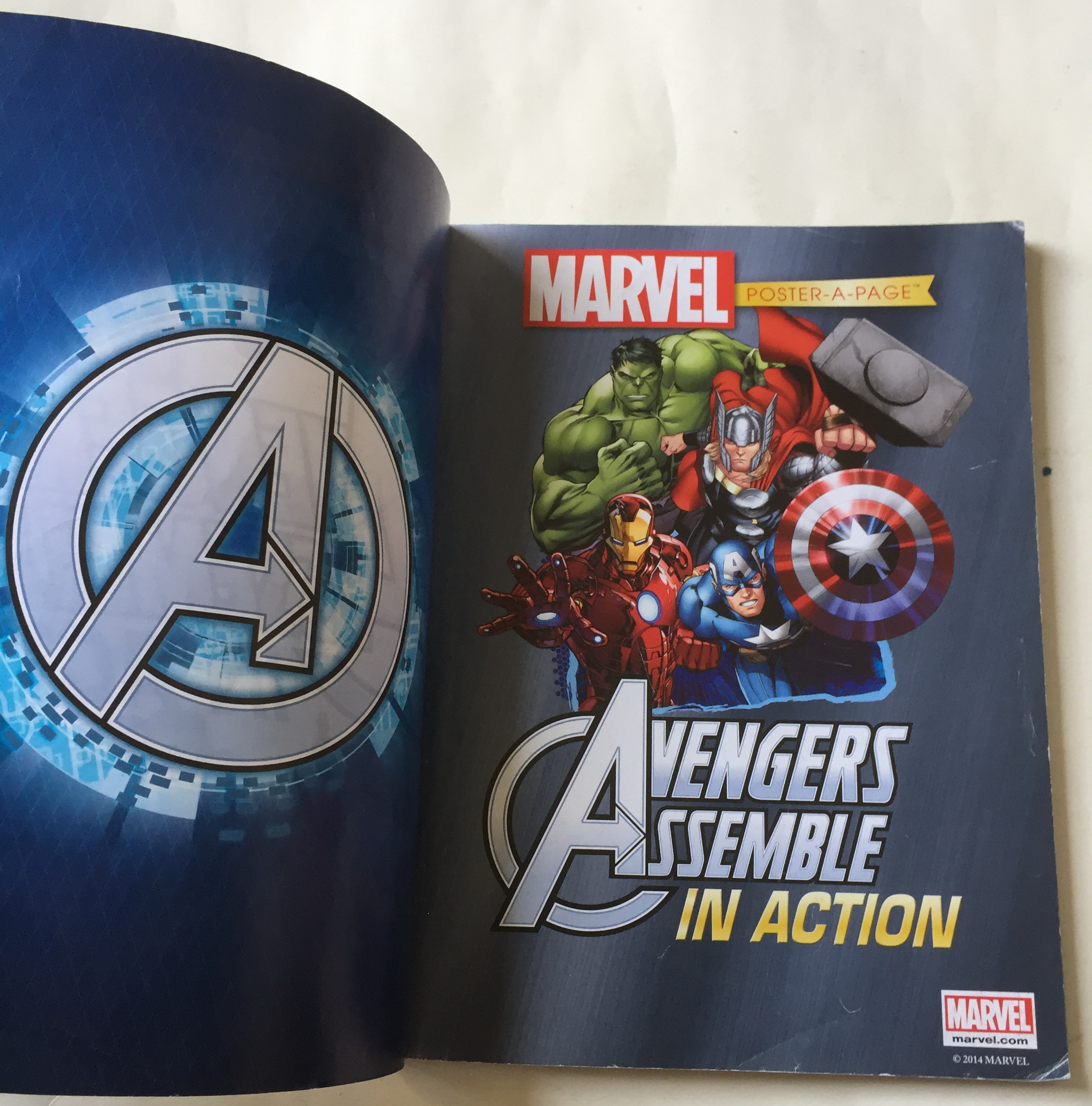 มีหลายภาพ, Marvel Assemble in Action หนังสือภาพการ์ตูนสีทั้งเล่ม Marvel Comic Marvel Poster-A-Page ฉบับภาษาอังกฤษพร้อมโปสเตอร์ในเล่ม