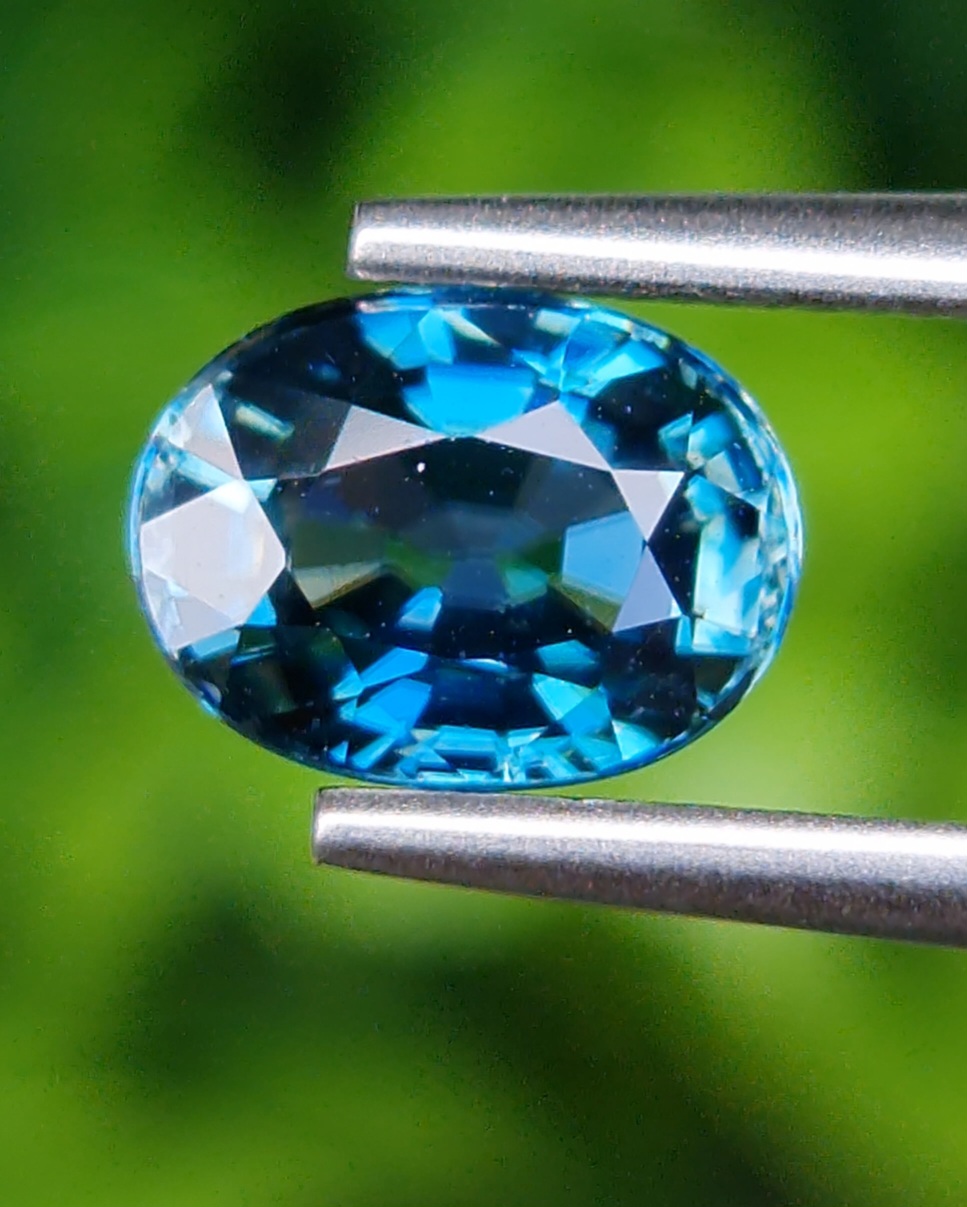 พลอย เพทาย (Zircon) 2.25 กะรัต (Cts.) พลอยแท้ อัญมณีมงคลประจําวันเกิด เครื่องประดับพลอย