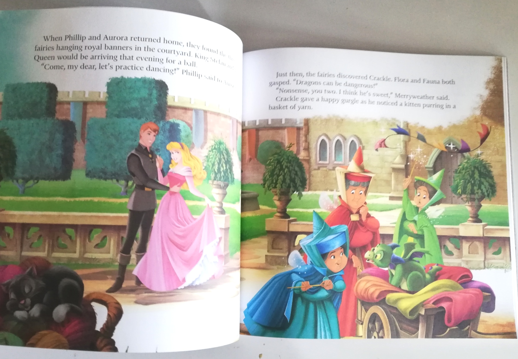 หนังสือนิทานฉบับภาษาอังกฤษ จาก วอลท์ดิสนีย์ แบบ 2 เรื่องใน 1 เล่ม ,เจ้าหญิงกบ เทียน่าและเพื่อนหมาขนฟู กับสติ๊กเกอร์มากกว่า50แบบ , PRINCESS Tiana and Her Furry Friend 2Books in 1! Over 50 Stickers! ด้านหลังㆍPRINCESS Aurora and the Helpful Dragon พร้อมสติ๊ก