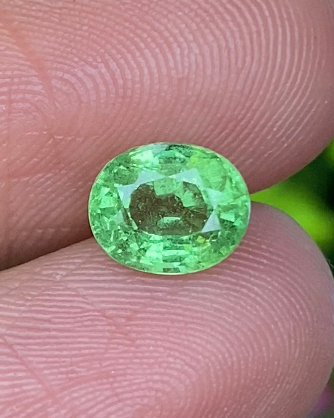 พลอย ซาโวไรท์ Tsavorite Garnet 1.39 กะรัต (Cts.) ดิบ Unheated พลอยแท้ อัญมณีมงคลประจําวันเกิด เครื่องประดับพลอย