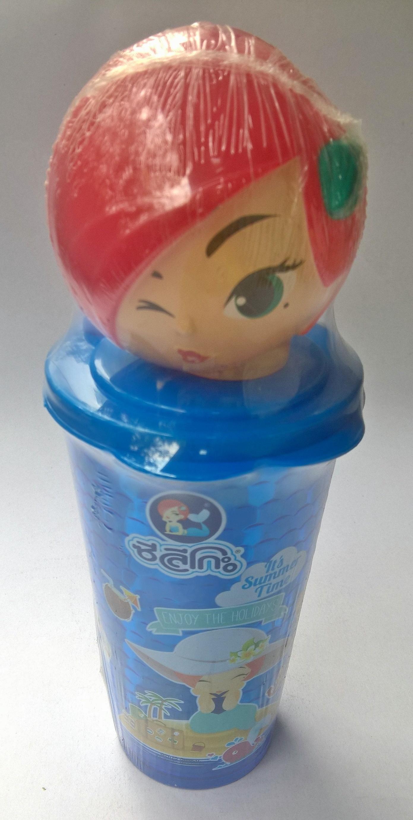 ของสะสมจาก สาหร่ายอบกรอบชนิดแผ่นรสดั้งเดิม ตรา ซีลีลิโกะ ในแก้วสีฟ้าหัวตุ๊กตา ชุด It's Summer Time ปีที่ผลิต 2015 *** หมดอายุแล้ว ใช้สำหรับสะสมเท่านั้น
