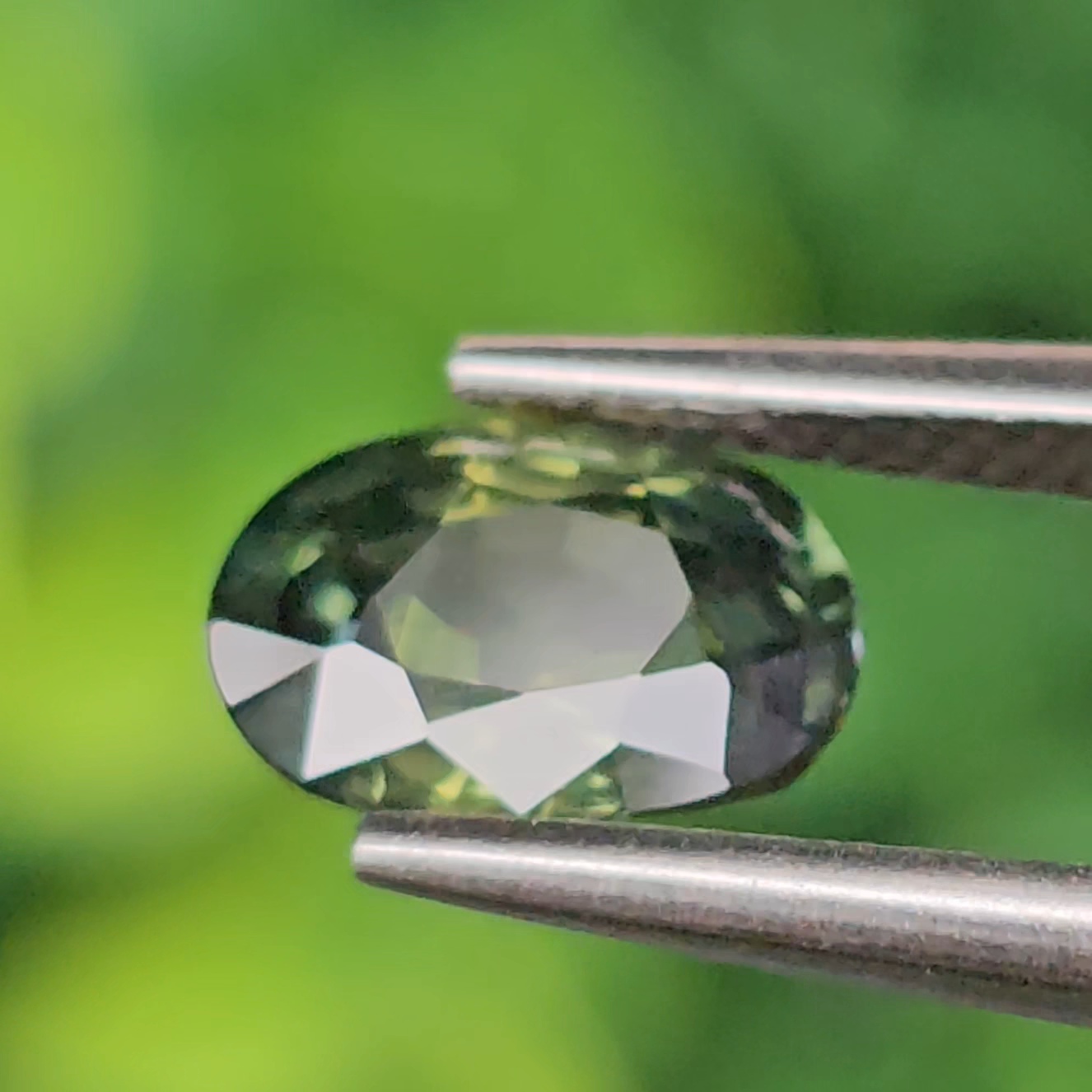 พลอย เขียวส่อง Green Sapphire 1.13 กะรัต (Cts.) ดิบ (Unheated) พร้อมใบเซอร์ (With Certificate) พลอยแท้ อัญมณีมงคลประจําวันเกิด เครื่องประดับพลอย