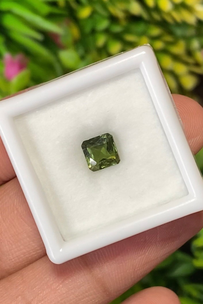 พลอย เขียวส่อง (ฺGreen Sapphire) 1.17 กะรัต (Cts.) พลอยแท้ อัญมณีมงคลประจําวันเกิด เครื่องประดับพลอย