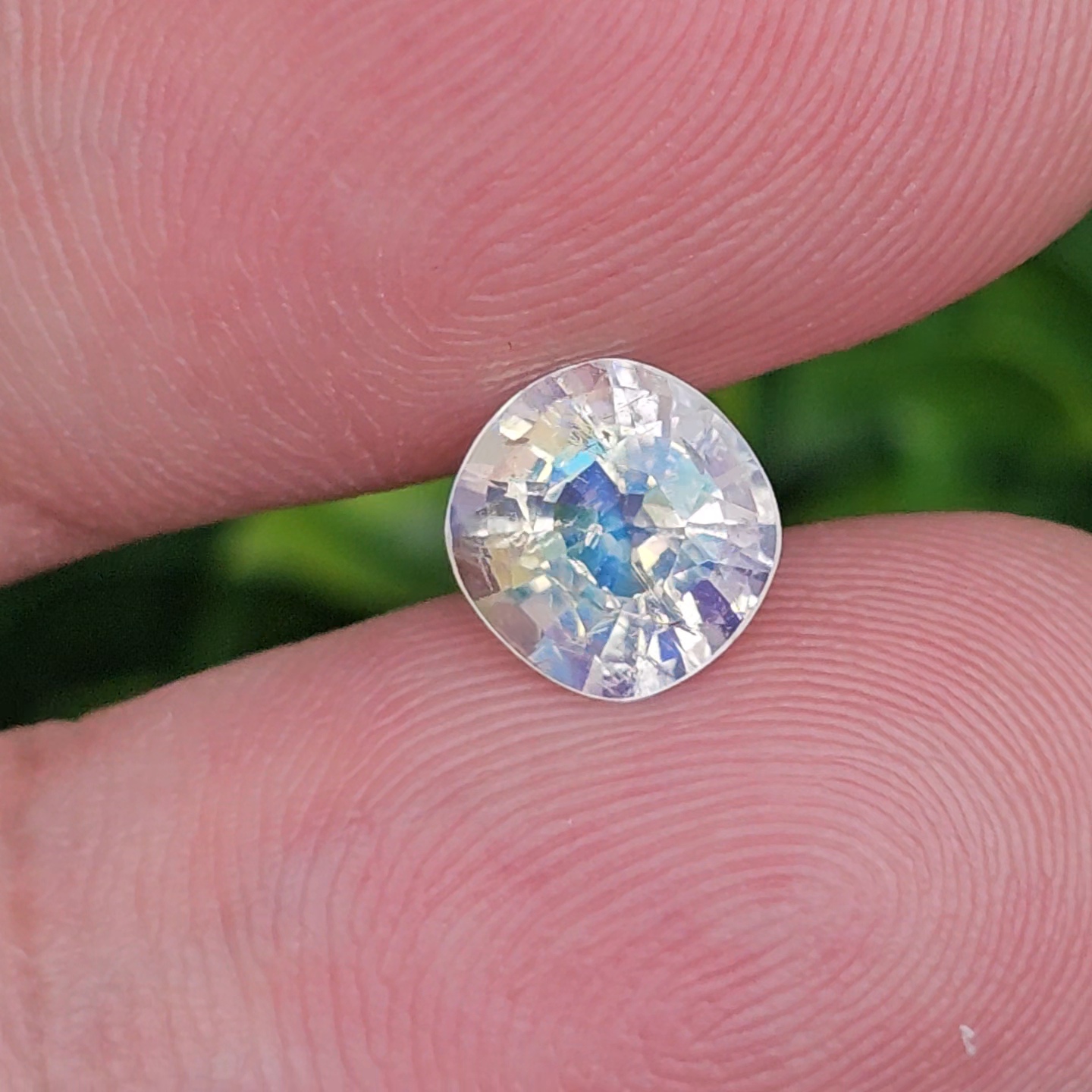 พลอย มูนสโตน เรนโบว์ rainbow moonstone 1.47 กะรัต (cts.) พลอยแท้ อัญมณีมงคลประจําวันเกิด เครื่องประดับพลอย