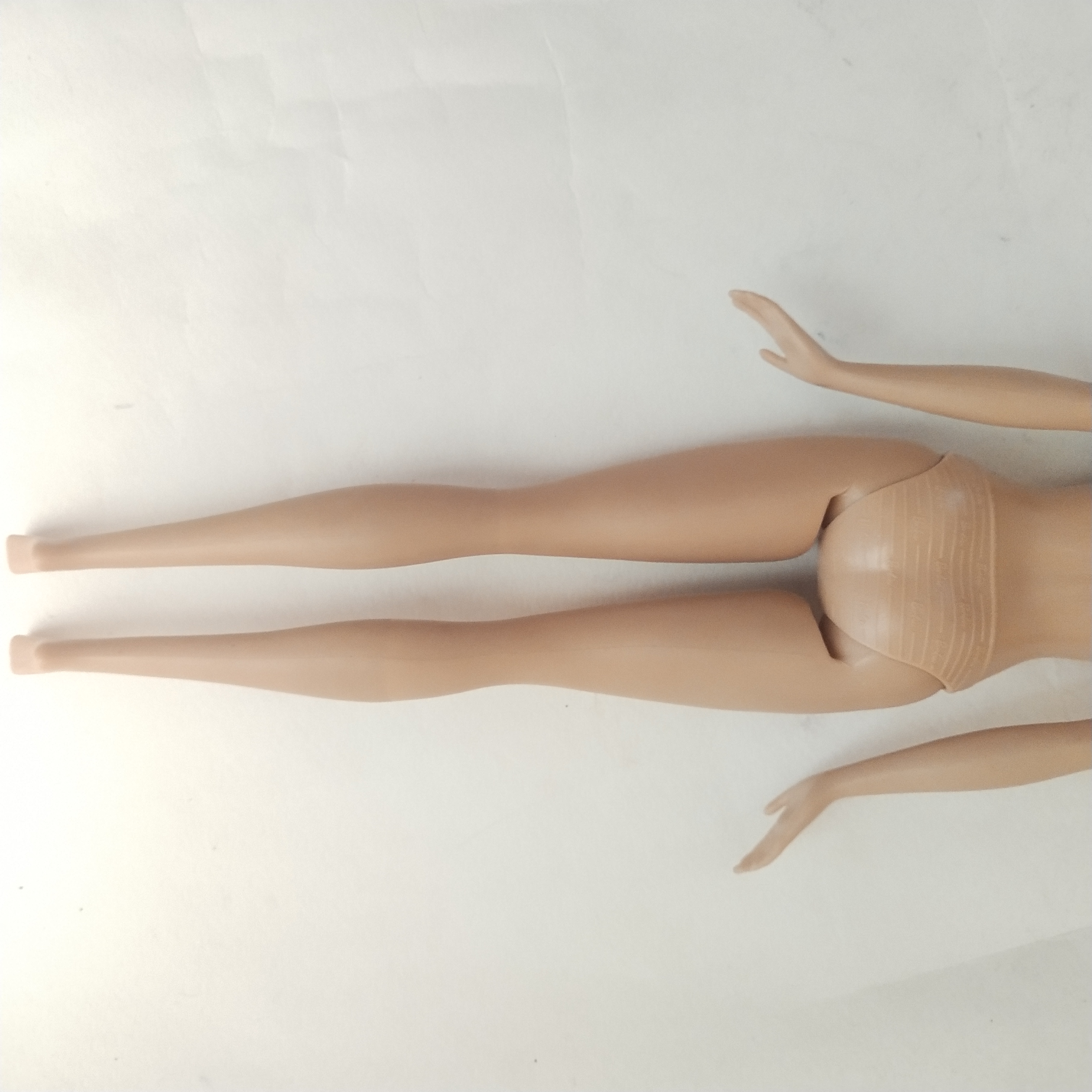 ตุ๊กตาบาร์บี้ ** คอหลวมบ้าง หน้่าสวย ผมยาวสลวยสีน้ำตาลขาแข็งพับงอไม่ได้ Mattel China 2015