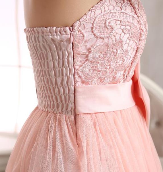 พร้อมส่ง ชุดเดรสสั้น เกาะอก ไหล่เดียวแต่งดอก เอวคาดโบว์ จับสม๊อกด้านหลัง สีฟ้า