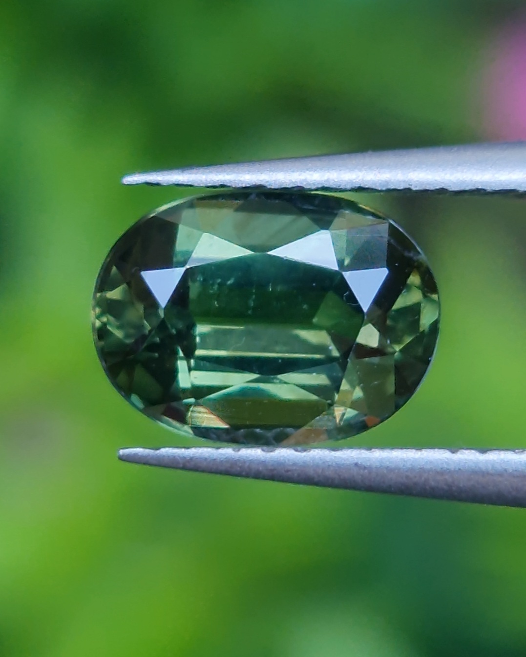 พลอย เขียวส่อง Green Sapphire 1.32 กะรัต (Cts.) ดิบ Unheated พร้อมใบเซอร์ พลอยแท้ อัญมณีมงคลประจําวันเกิด เครื่องประดับพลอย