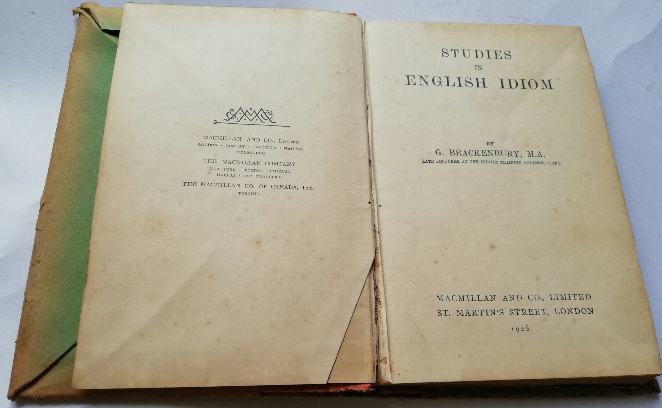 หนังสือภาษาอังกฤษ "STUDIES IN ENGLISH IDIOM " BRACKENBURY**หนังสือปีเก่ามาก มีตำหนิ โปรดดูทุกภาพ