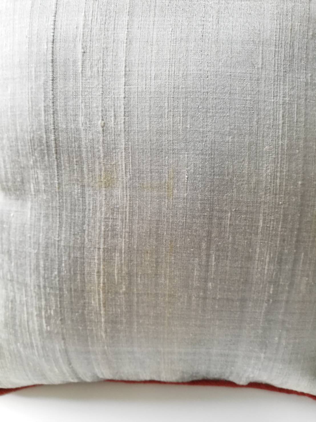 ปลอกหมอนอิงผ้าไหมไทยเท้2เส้น 16"*16" ของใหม่มีรอยเปื้อนเล็กน้อยตามภาพสุดท้าย เนื้อผ้าแบบมีเท็กเจอร์ เนื้อนุ่ม เย็น สีเทา แต่งกุ๊นขอบ2ชั้นด้วยสีแดงและสีน้ำเงิน ติดซิปซ่อน