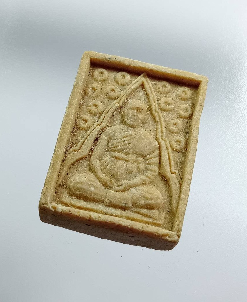 ผ3133 พระผง9 มหาโชค หลวงพ่อแพ วัดพิกุลทอง จ.สิงห์บุรี เนื้อผงน้ำมัน