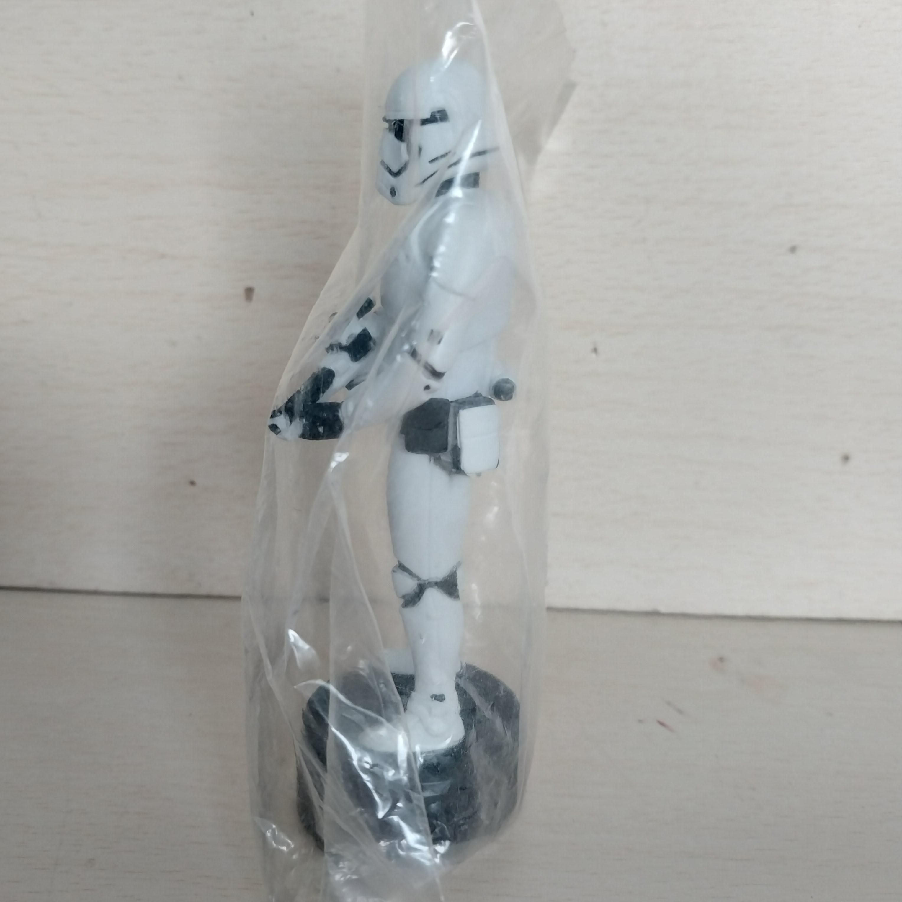 มีหลายภาพ First Order Trooper ในแพ็ค ยืนบนฝาขวด