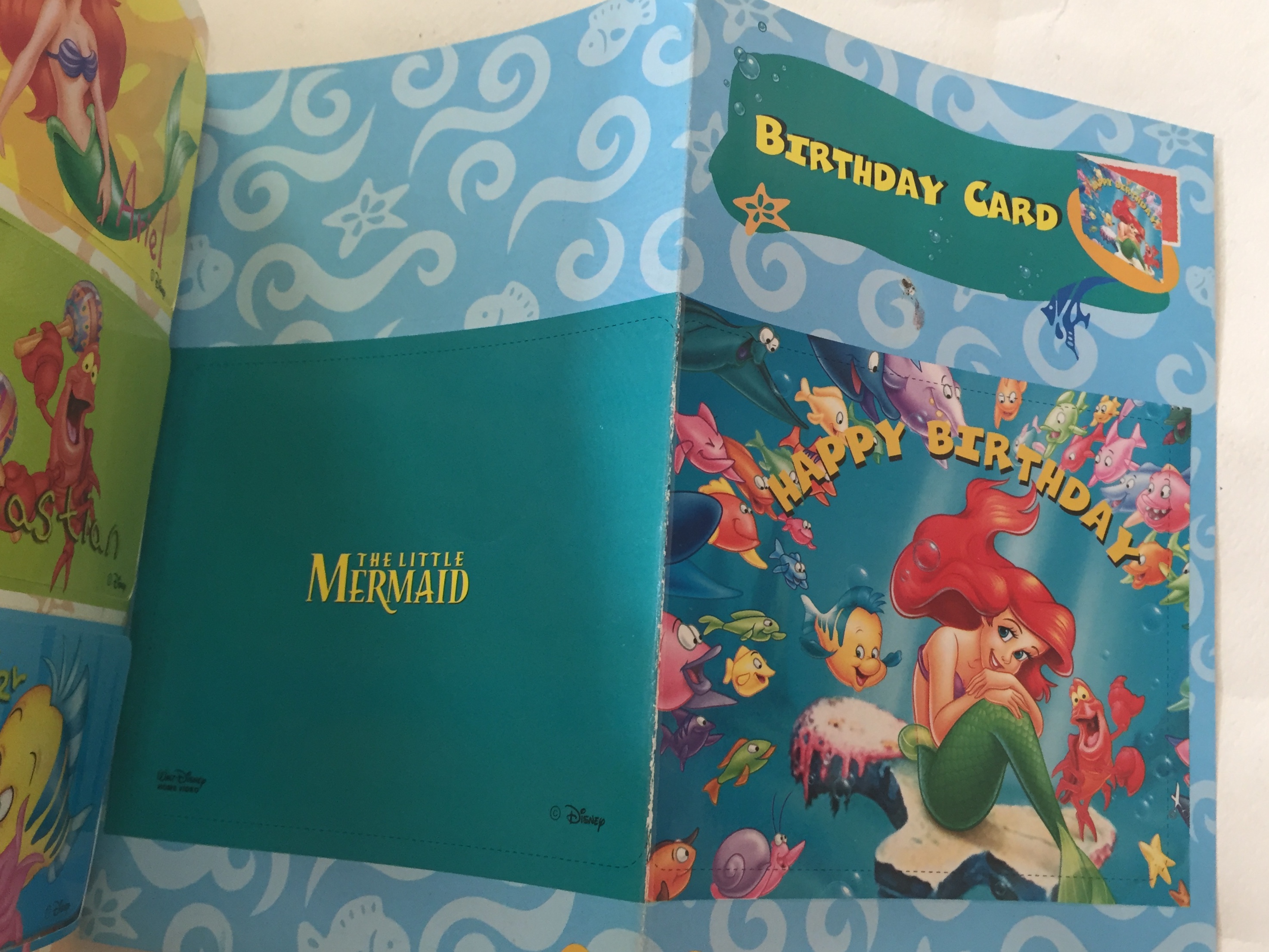 มีหลายภาพ, มีตำหนิ โปรดดูทุกภาพ, สมุดภาพเจ้าหญิงเงือกน้อยแอเรียล, the Little Mermaid ขนาด 19 cm, เป็นสมุดภาพการ์ด ที่คั่นหนังสือ ป้ายสมุดโทรศัพท์การ์ดอวยพรวันเกิดตัวแขวนโทรศัพท์มือถือเป็นกระดาษสแตนดี้และภาพระบายสี เป็นภาพเงือกน้อยแอเรียล Little Mermaid