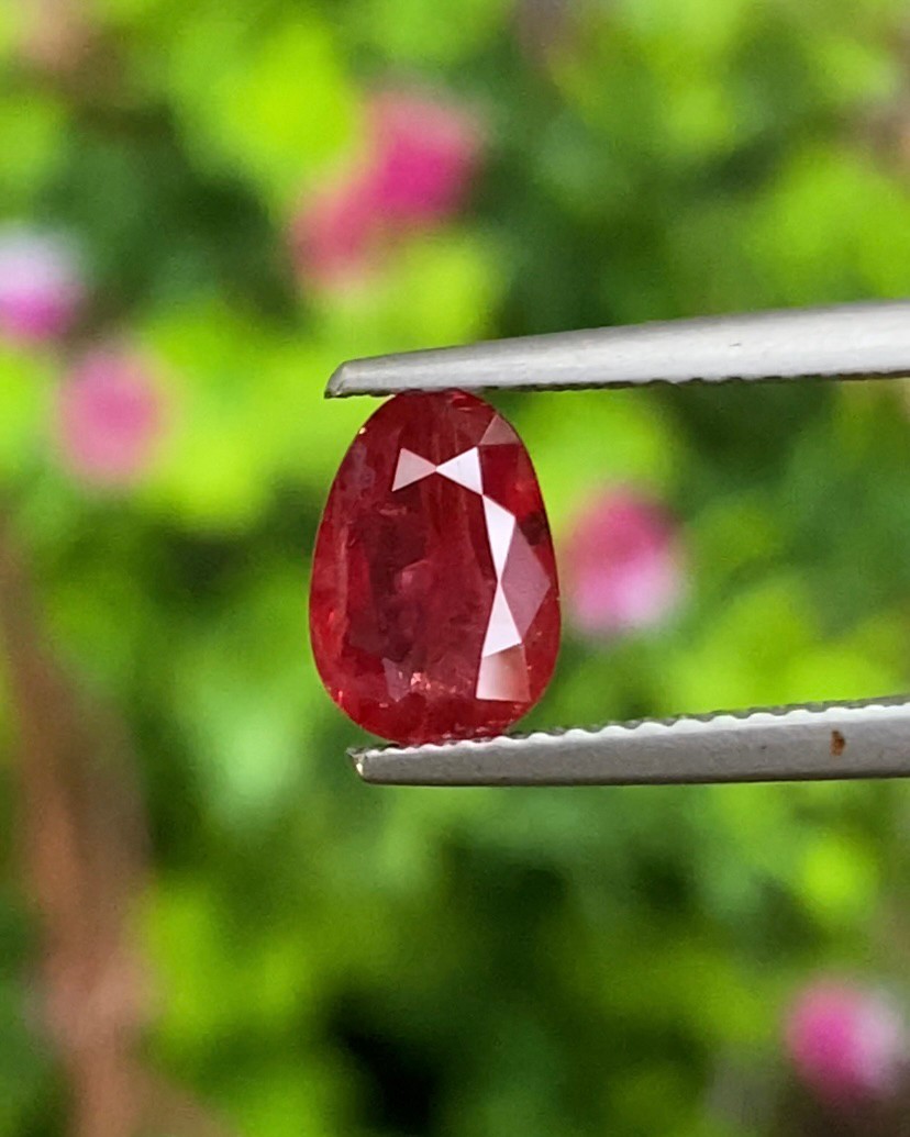 พลอย ทับทิม สยาม (Siam Ruby Sapphire) 1.42 กะรัต (Cts.) พร้อมใบเซอร์ พลอยแท้ อัญมณีมงคลประจําวันเกิด เครื่องประดับพลอย
